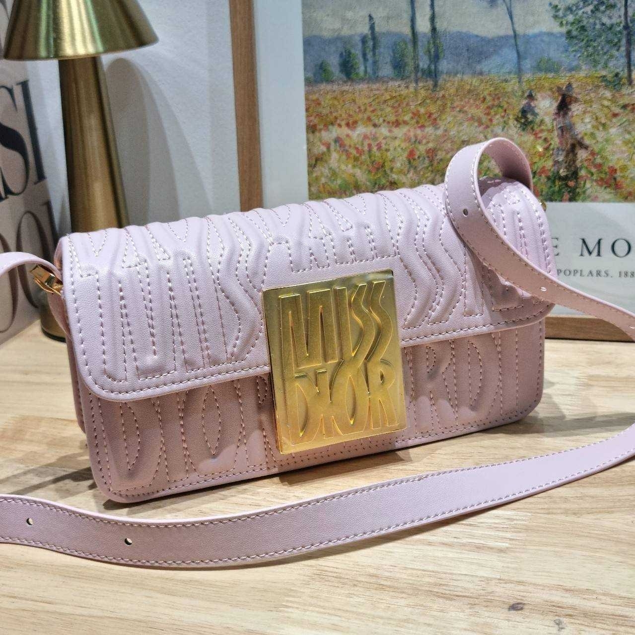 Dior Flap Bag / Quilted Miss Dior Allover Leather Bag กระเป๋าสะพายไหล่สุดลัคชู หรูหราเกินเรื่อง ดีไซน์ใหม่สวยงามด้วยดีเทลฝีเย็บและลายหนังปั๊มนูน