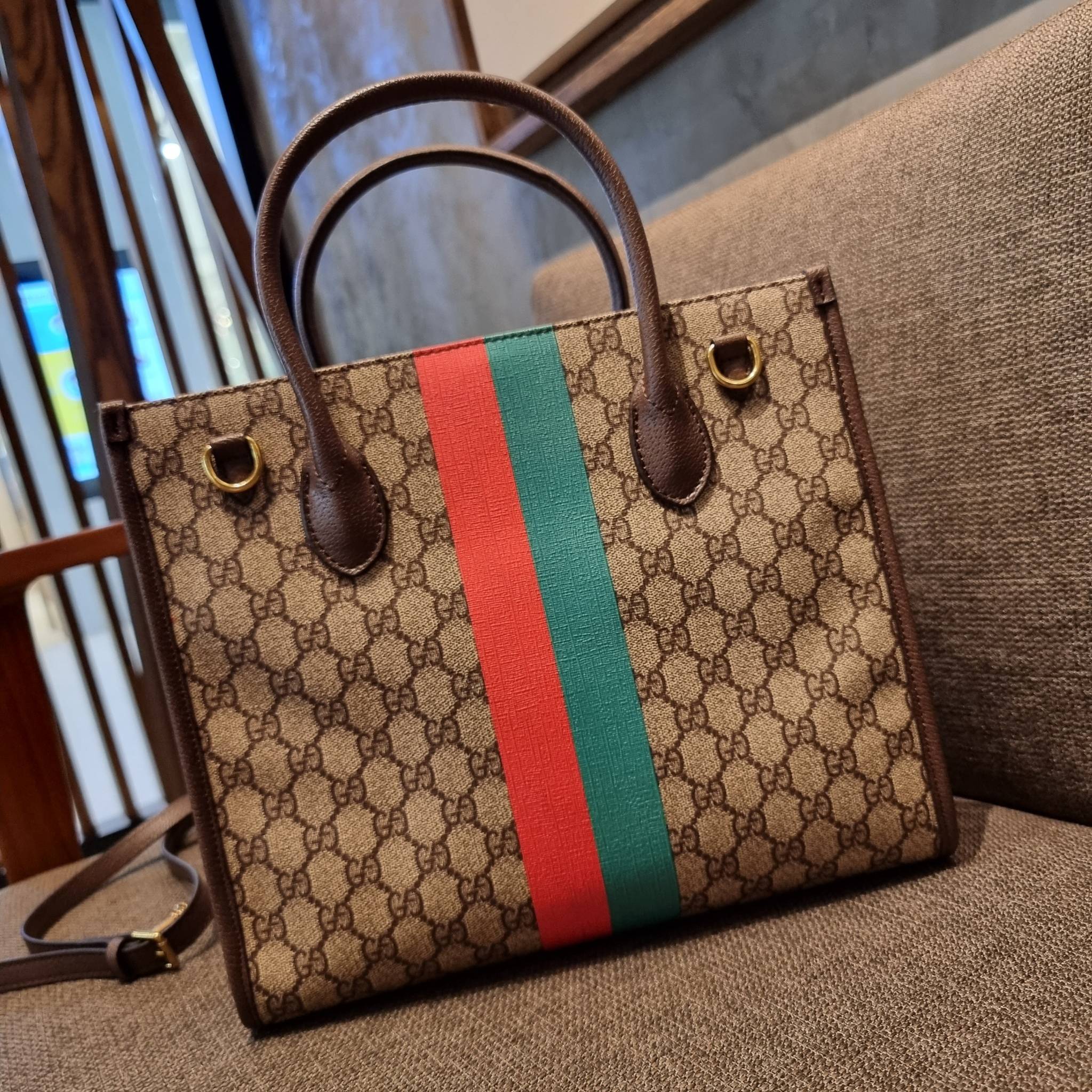 GUCCI Tiger GG small tote ใบใหญ่ ร้อนแรงไฟลุก!! ต้อนรับปีเสืออย่างเป็นทางการ จัดให้แบบเลิศๆ กับกระเป๋าทรงโท้ท วีไอพีพรีเมี่ยมกิ๊ฟ ไซส์ใหญ่ โดดเด่นด้วยจัมโบ้ฟอนท์ สวยเอกลักษณ์ วัสดุหนังแคนวาส ภายในโล่งกว้างมาก ใส่ของแบบแน่นๆ จุๆไปได้เลย หมดห่วง!! และยังมีส