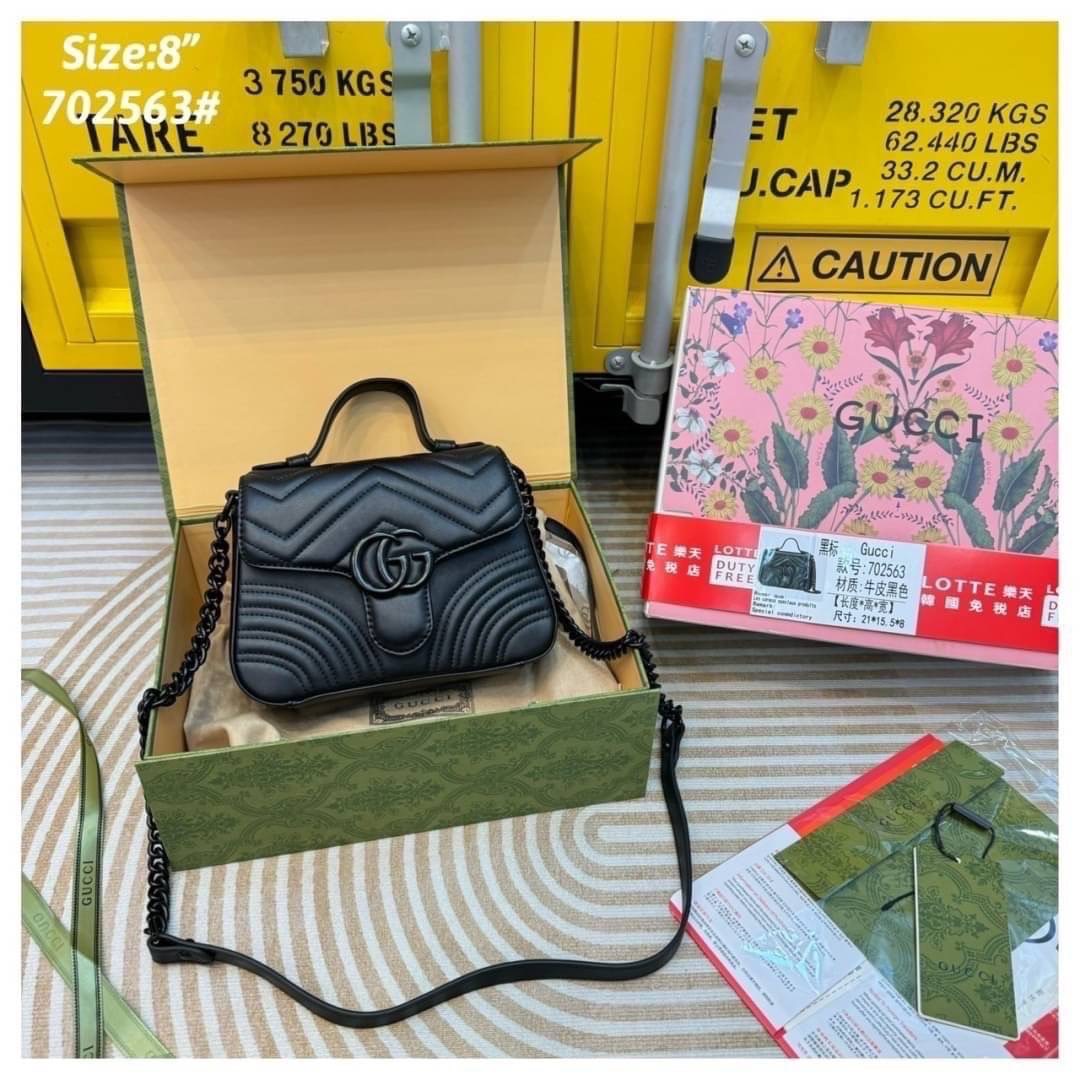 Gucci GG Marmont mini top handle bag กระเป๋าสะพายสุดหรู คลุมโทนสีดำคลาสสิกเต็มใบ ทั้งหนังและอะไหล่สีดำ ใช้งานได้หลายโอกาส เป็นสีที่เข้าได้รับทุกชุด ทุกไลฟสไตส์ แนะนำค่ะ