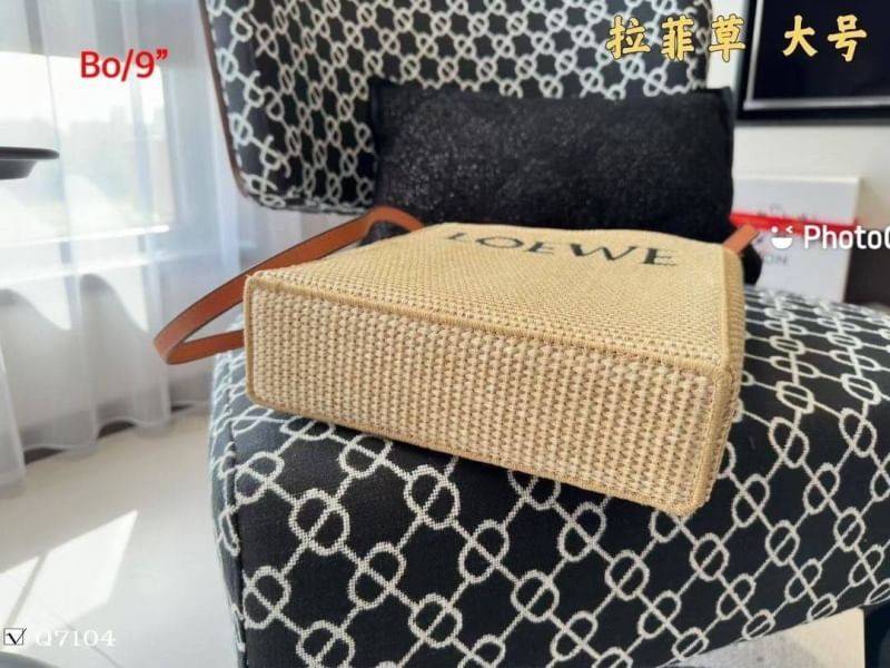 Loewe Leather-trimmed Raffia Tote / Loewe Tote Bag กระเป๋าโท้ท รูปทรงสวยงามสานเต็มใบ และยังโดดเด่นด้วยโลโก้ สีโทนอุ่น ทำให้ไอเท็มนี้ ภายในกระเป๋าใหญ่โล่งกว้าง ใบนี้เหมาะกับสายแฟชั่นมากๆ