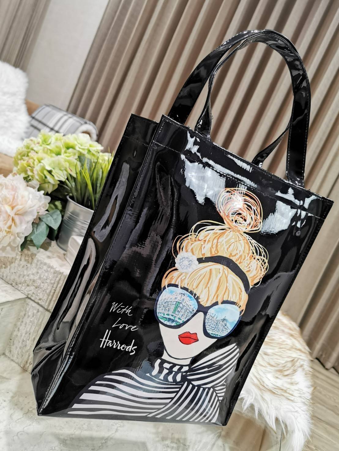 Harrods London Top-handle Shopping Bag (Large) กระเป๋า Shopping แบรนด์ดังจากอังกฤษไอเท็มยอดนิยมวัสดุ PVC+Polyester 100% ของแท้เนื้อหนาอยู่ทรงกันน้ำ ขนาดใหญ่กำลังดี รุ่นนี้ใส่เอกสาร A4 ได้ค่ะ เปิดปิดด้วยซิปสะดวกใช้ หัวซิปโลโก้แบรนด์อะไหล่เงินสวยดูดีภายในกว