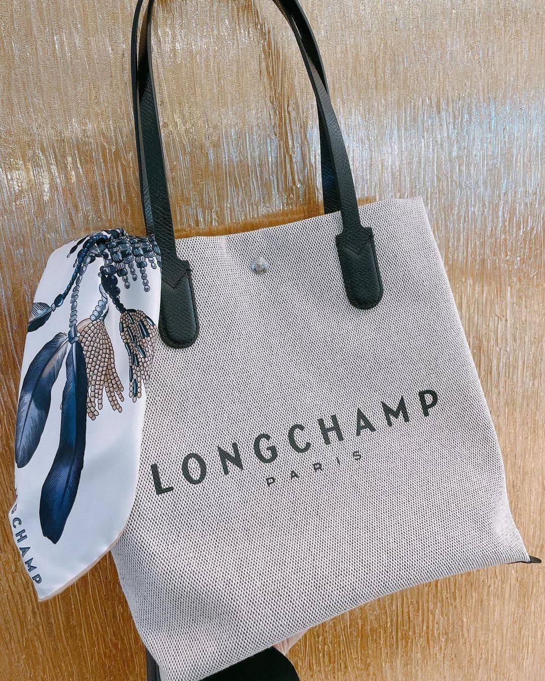 ของแท้ 💯% 】LONGCHAMP ESSENTIAL TOILE SHOULDER BAG L ECRU วัสดุ Cotton Canvas & Grained cowhide คอลเลคชั่นใหม่ฮิตสุดๆในเหล่าดาราเซเลป ด้วยดีไซน์สวยขนาดกำลังดีเนื้อหนาอยู่ทรง น้ำหนักเบา