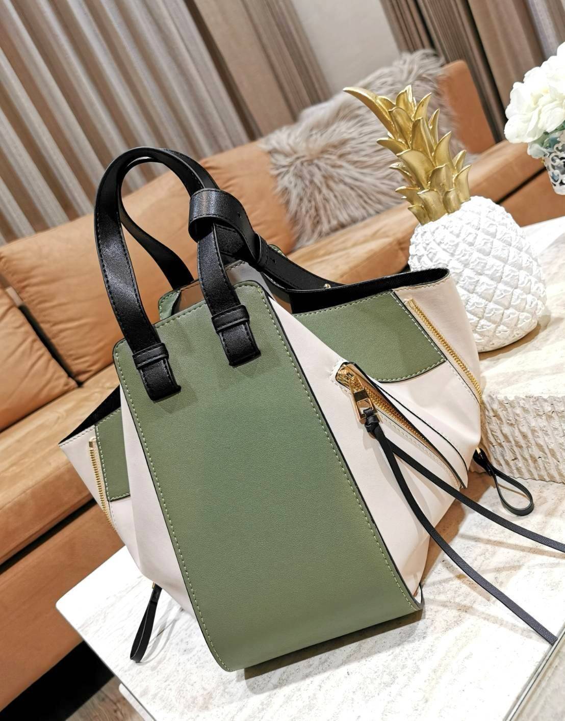 LOEWE HANDLE & SHOULDER BAG GIFT WITH PURCHASE GWP พรีเมี่ยมกิ๊ฟ Limited จาก LOEWE PERFUME DUTYFREE รุ่น Rare items สุดๆวัสดุหนังแท้ Calfskin หนังสวยดีไซน์มีเอกลักษณ์ ใบใหญ่กำลังดี น้ำหนักเบา สามารถปรับได้หลายทรงไม่จำเจ ด้านข้างมีซิปปรับขยายได้ ภายในโล่งก