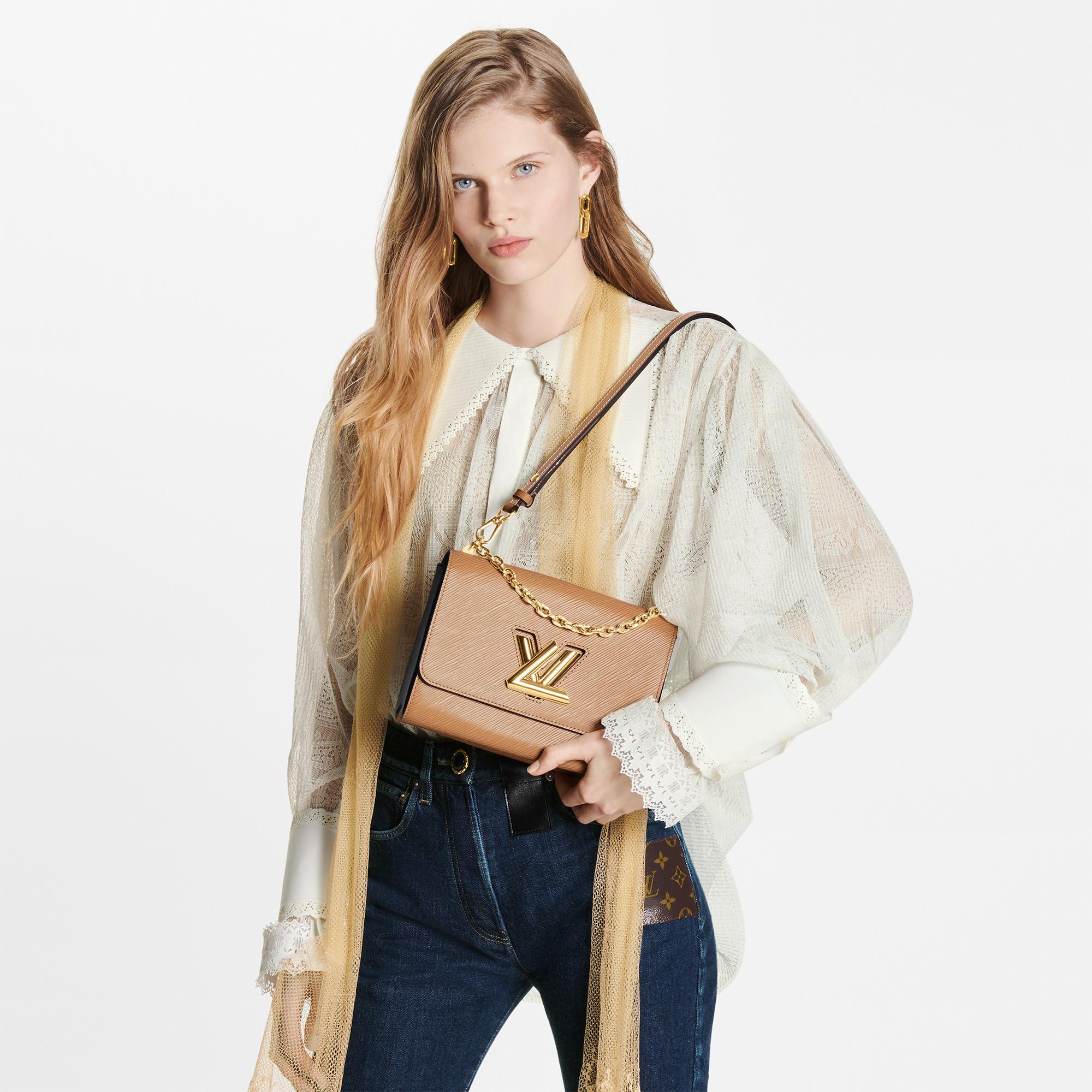 LV Twist MM Epi Leather Handbags หนัง Epi ลายเกรน ตัวล็อก LV Twist สีทองไอคอนิกช่วยเติมเต็มความสมบูรณ์แบบให้กับกระเป๋าได้อย่างลงตัว เหมาะสำหรับการใช้งานเป็น everyday bag หรือถือออกงานก็สวยเลยค่ะ