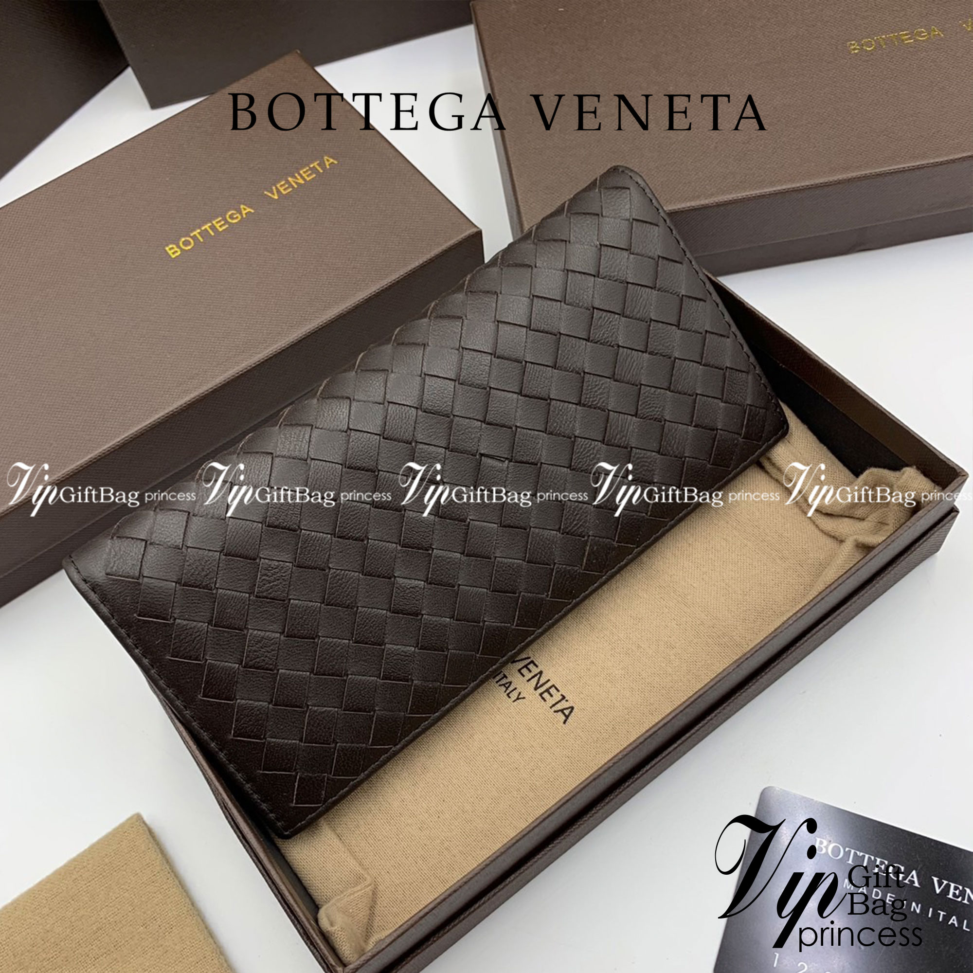 หนังแท้ BOTTEGA VENETA LONG WALLET / BV LONG WALLET / BV Wallet พร้อมส่งที่ไทย กระเป๋าสตางค์ใบยาว 2 พับ รุ่นตามหา มาเท่าไหร่ไม่เคยพอเลยค่า เป็นรุ่นคลาสสิกที่หยิบมาใช้งานได้บ่อยที่สุด งานหนังลูกวัวแท้ทั้งใบ ใช้ทนทานได้นาน ใช้ทนทานได้นานภาพสินค้าถ่ายจากงานข