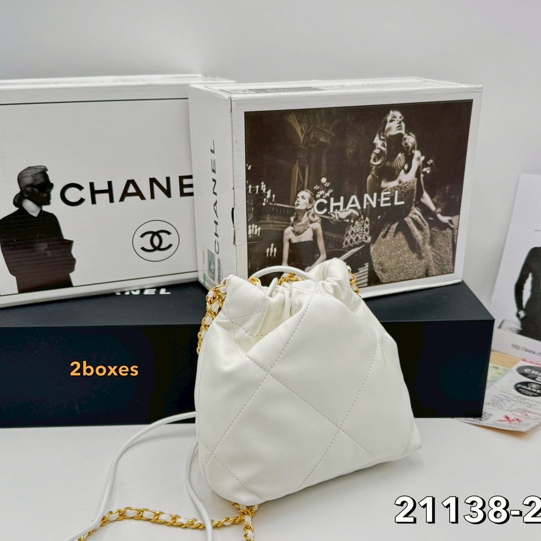 Chanel 22 mini bag กระเป๋าสะพายดีไซน์สุดเรียบหรู โดดเด่นจากสายสะพายโซ่สีทอง และเหรียญโลโก้ เพิ่มความแพงไปอีก ใช้ได้ง่ายๆไปเลยทุกโอกาส เกินต้านที่สุดกับไอเท็มนี้