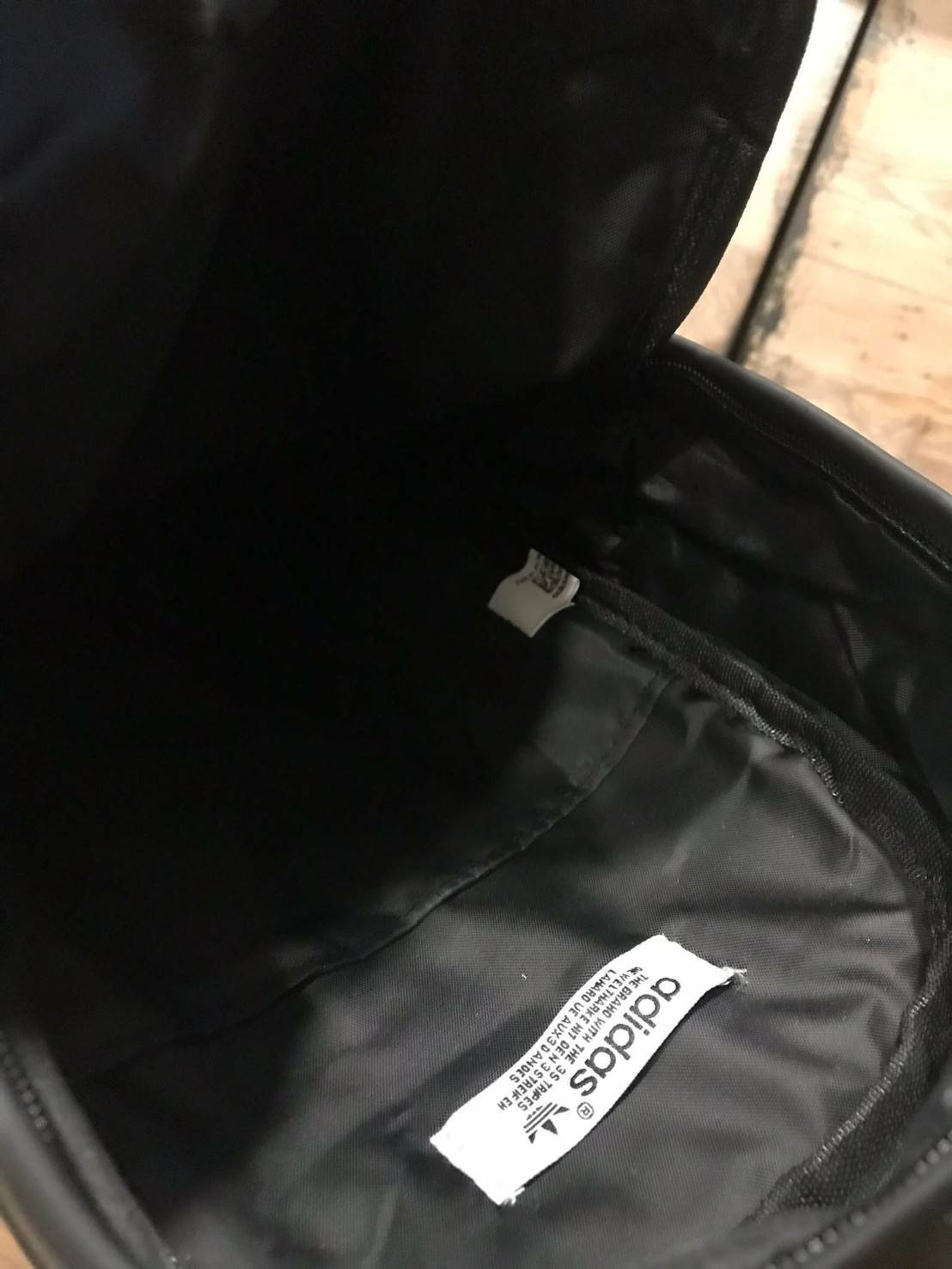 Adidas Originals 3D Mini Backpack & Shoulder Bag หนึ่งในคอลเลคชั่นสไตล์สปอร์ตดีไซน์สุดฮิตจาก ISSEY MIYAKE ใช้ได้ทั้งชายหญิง ขนาดกลางกำลังดี น้ำหนักเบา เปิดปิดด้วยซิปคู่โลโก้แบรนด์ ภายในกว้างมีช่องใส่มินิไอแพคแยกเป็นสัดส่วน มีสายสะพาย2เส้น ดัดแปลงได้หลายรู