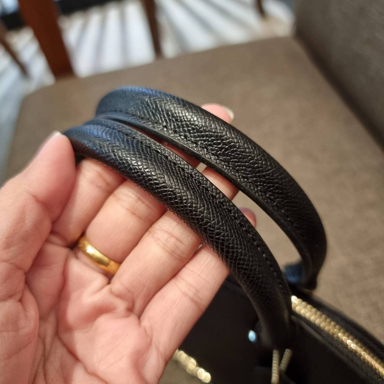 COACH F27591 MINI SIERRA SATCHEL กระเป๋าทรงโดมสุดคลาสสิค สีดำอมตะ ฮิตตลอดกาล มาพร้อมหูจับในตัวและสายสะพายครอสบอดี้ ที่จะคล้องแขนก็ได้อีกลุค หรือจะถือเก๋ๆก็เลิศ วัสดุหนัง crossgrain ทนทาน ดูแลรักษาง่าย ภายในโล่งกว้าง ใส่ของได้ครบไม่ต้องห่วง เป็นไอเท็มที่หา