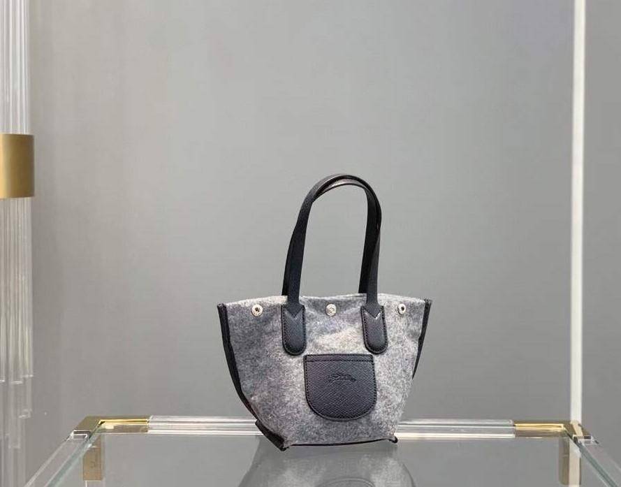 LONGCHAMP ROSEAU ESSENTIAL Shopping bag กระเป๋า Tote วัสดุผ้าขนสัตว์ ซับในผ้าฝ้ายที่จับด้านบนหนังวัว กระเป๋าสะพายใบนี้มีขนาดพอเหมาะ ดีไซน์หรูหรานี้สามารถสะพายไหล่หรือถือในมือก็ได้ นุ่มและน้ำหนักเบา