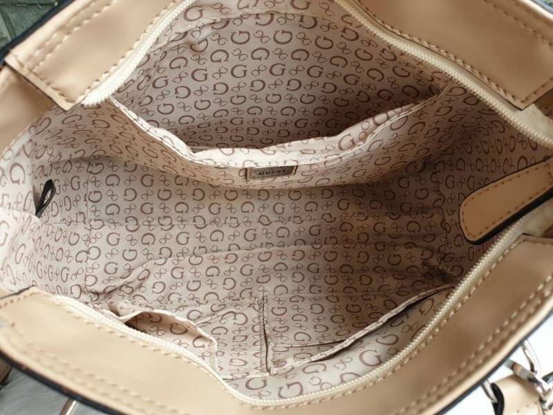 GUESS G LOGO PRINT TOTE BAG กระเป๋าถือหรือสะพายรุ่นใหม่ล่าสุดจาก GUESS FACTORY รุ่นยอดนิยม สวยอย่างมีสไตล์ สีสวยคลาสสิก รุ่นนี้มีการพิมพ์ลายโลโก้ รอบใบ หนัง faux-saffiano หนังคุณภาพดี ตั้งอยู่ทรง น้ำหนักเบา ประดับด้วยโลโก้แบรนด์อะไหล่เงิน สวยโดดเด่นที่กระ