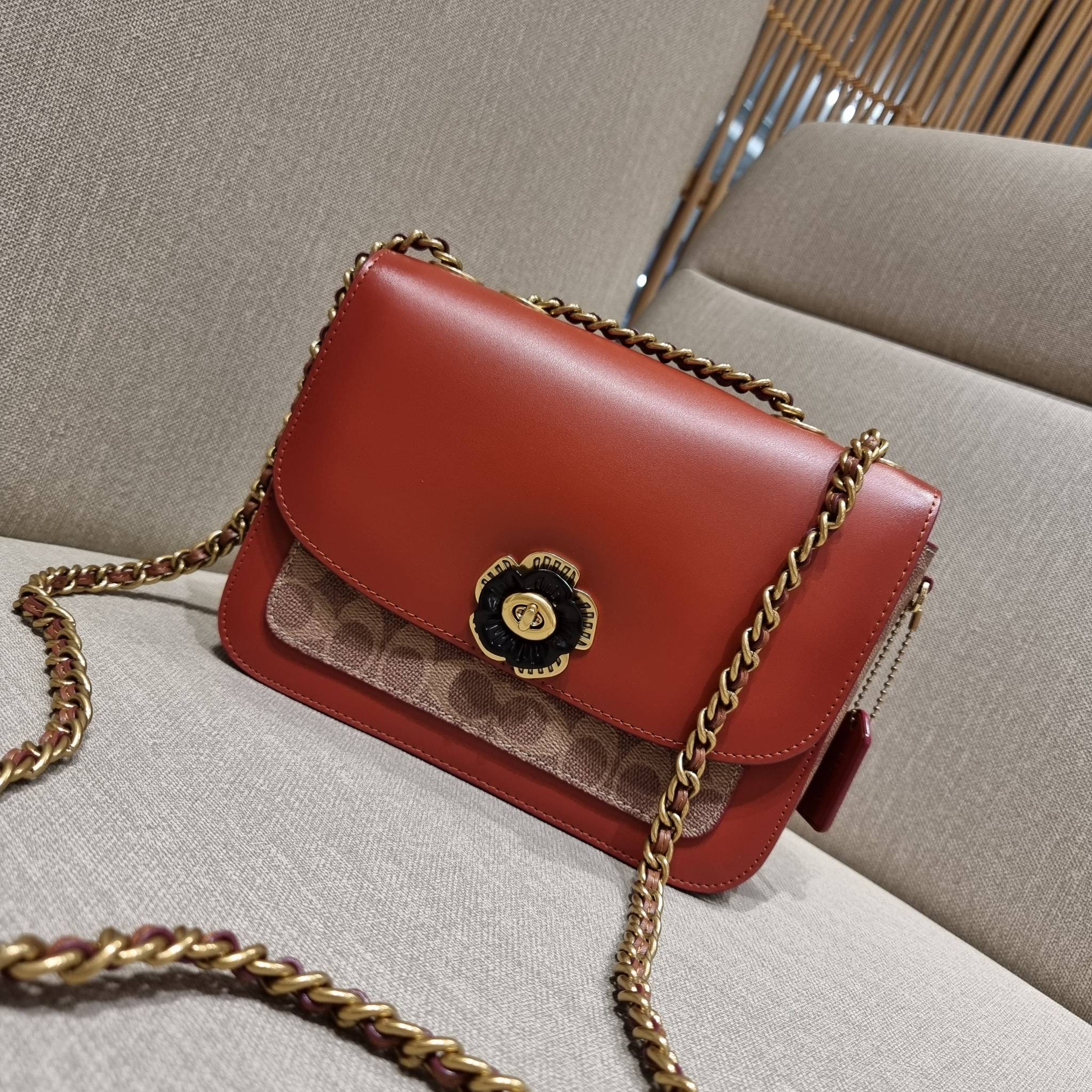 COACH C0827 MADISON SHOULDER BAG IN SIGNATURE CANVAS กระเป๋าสะพายข้าง รุ่นยอดฮิต ไซส์ใหญ่จุใจ ดีไซน์สวย โดดเด่นด้วยตัวล็อครูปดอกไม้ ตกแต่งตัดกันกับลายซีอย่างลงตัว วัสดุหนังแท้สลับหนังแคนวาสเคลือบลาย ภายในแบ่งสัดส่วนให้อย่างดี มาพร้อมสายสะพายในตัว ปรับใช้ไ