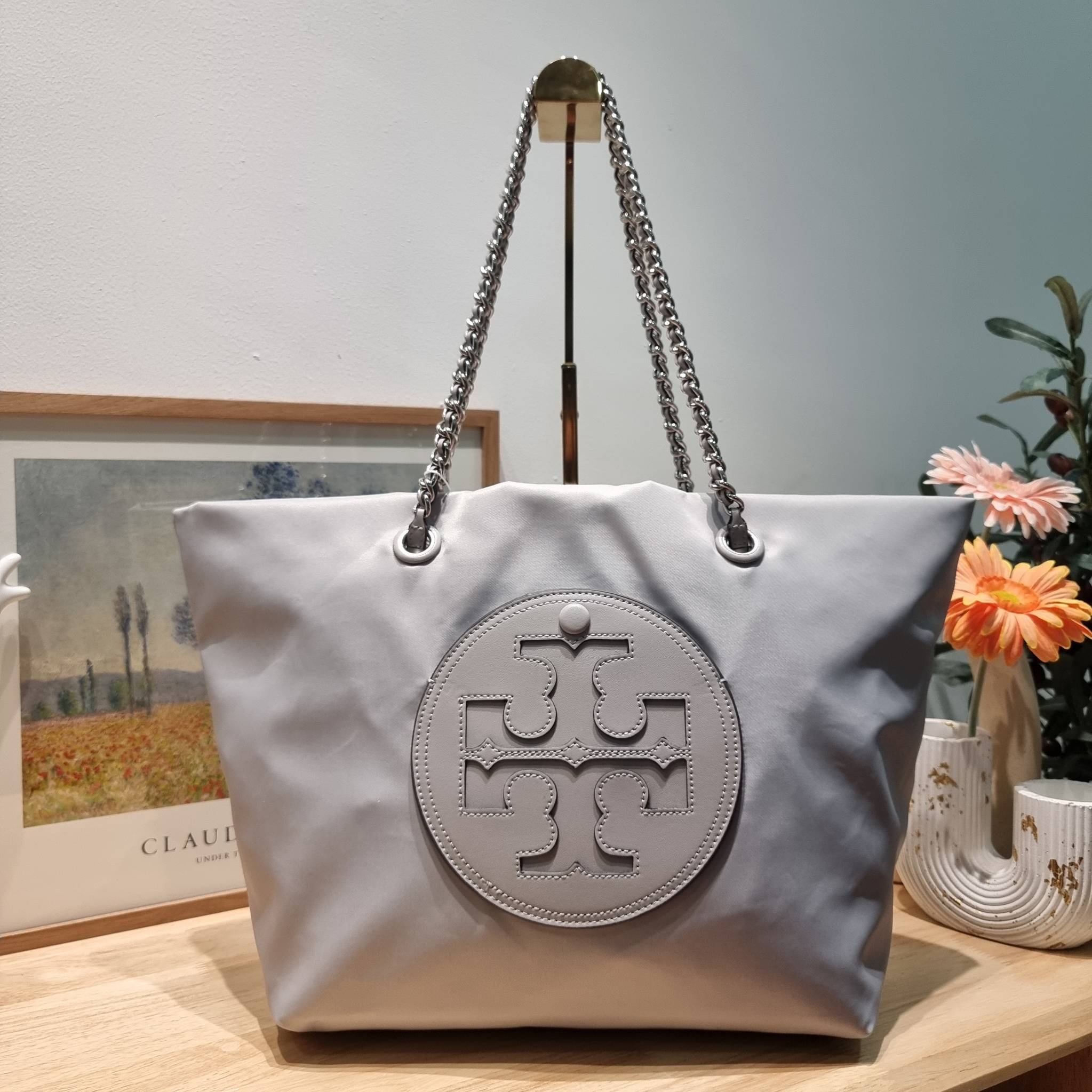 TORY BURCH Ella Chain Tote Bag / TORY TOTE NYLON BAG พร้อมส่ง 4 สี กระเป๋าสะพายทรงโท้ทใบใหญ่ จุของไปเลยแน่นๆ รูปทรงคลาสสิคชวนใช้ โดดเด่นด้วย patch โลโก้ แนะนำรีบสั่งใช้ไปสวยก่อนใครได้เลยน้า