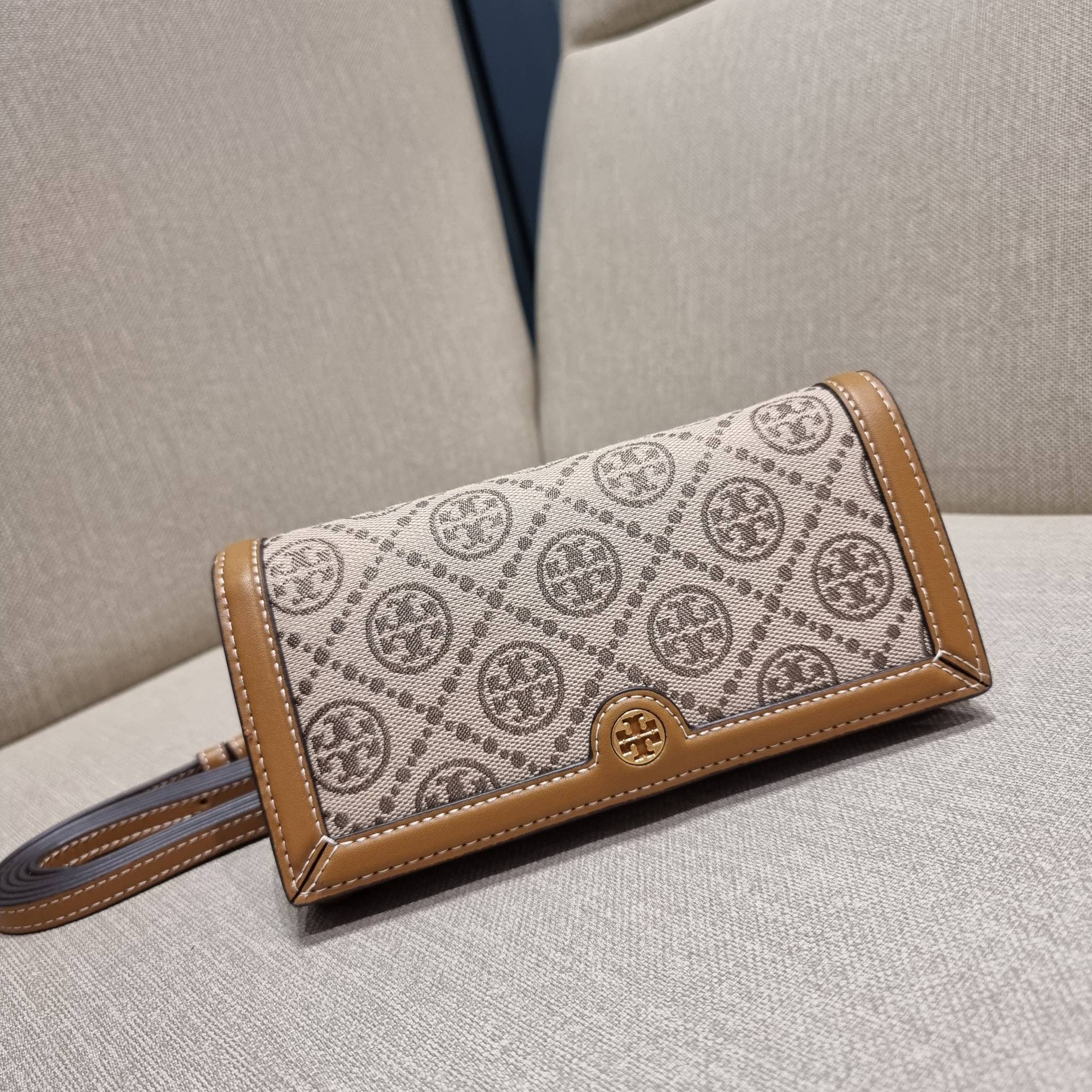 TORY BURCH T MONOGRAM JACQUARD CROSSBODY WALLET best seller ของคอลเลคชั่นนี้ ต้องไม่พลาด กับกระเป๋าสะพายกึ่งกระเป๋าสตางค์ ที่ช่วยให้ชีวิตง่ายขึ้น วัสดุผ้า jacquard ตัดสลับหนังแท้ เปิด-ปิดแบบฝาปิดแม่เหล็ก ภายในใส่ธนบัตรได้ มีช่องใส่บัตร และยังมีช่องซิปอีกด