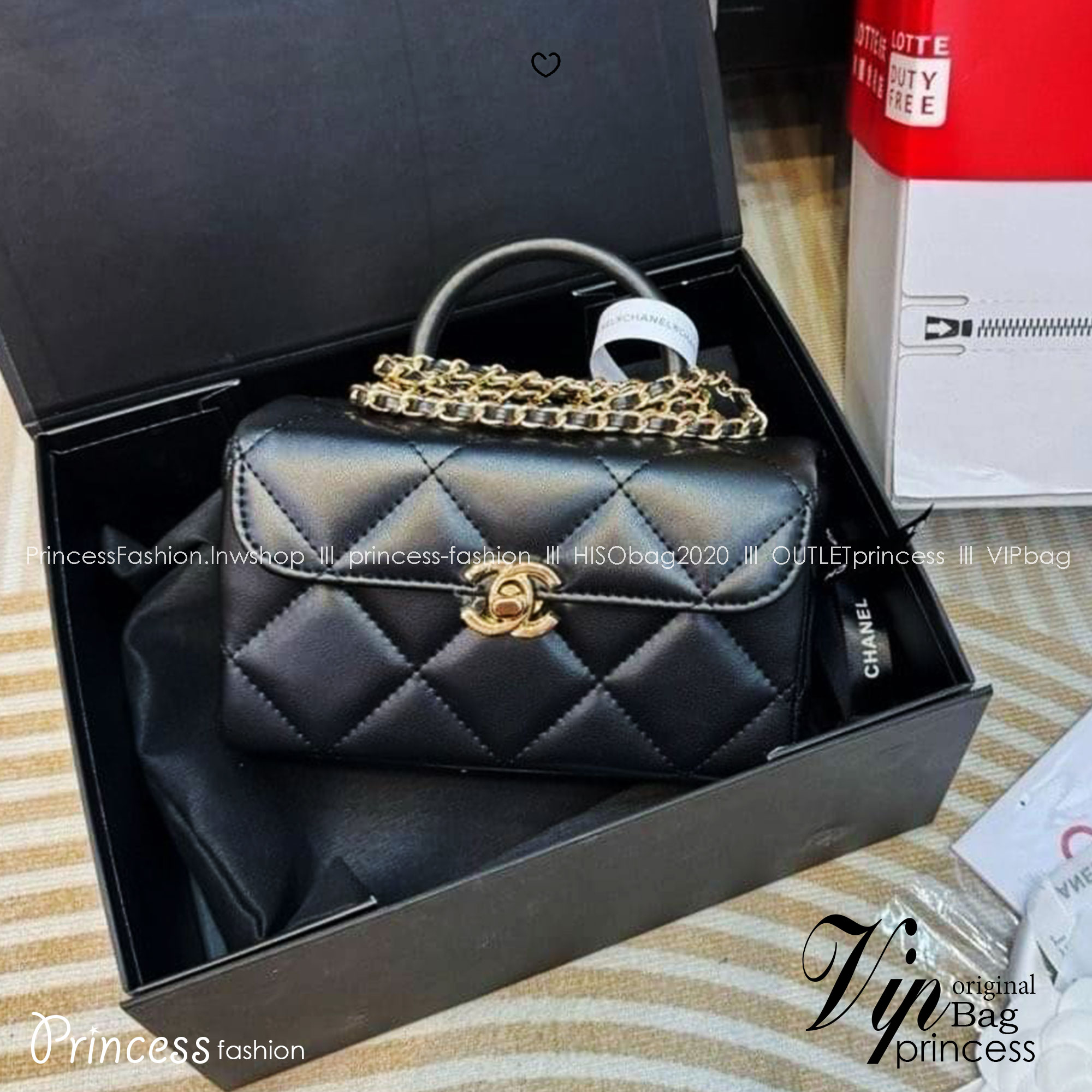 CHANEL Mini Box Bag กระเป๋าถือสุดหรู สวยดูแพง รูปทรงคลาสสิค มีกระจกด้านใน หูจับในตัว สะดวกต่อการพกพา หนังอย่างดีเรียบเงา ภายในเป็นช่องโล่ง คล้ายรุ่น Vanity Bag ใส่เครื่องสำอางค์ได้ มาพร้อมสายสะพาย ปรับใช้ได้ตามต้องการ