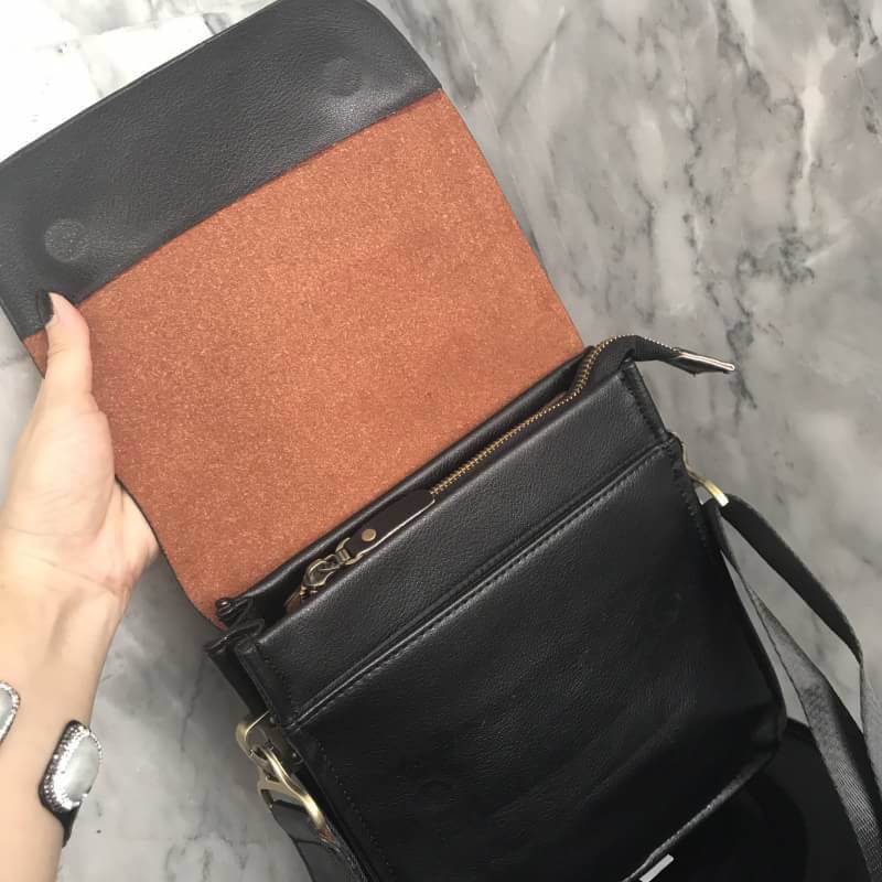 😎เอาใจหนุ่มๆบ้างค่า สำหรับ messenger bag หนังดี มากๆเลยน้า ลายหนังชัดสวย ใบนี้จากแบรนด์ Berke ตัวกระเป๋าขนาดกำลังดีเลยคะ สีดำด้านสวยมาก คลาสสิคสุดๆ มีช่องแบ่งเก็บของหลายช่องเป็นสัดส่วนมากๆคะ น้ำหนักเบา จุของคุ้ม สายยาว ปรับได้ free size สามารถสะพา