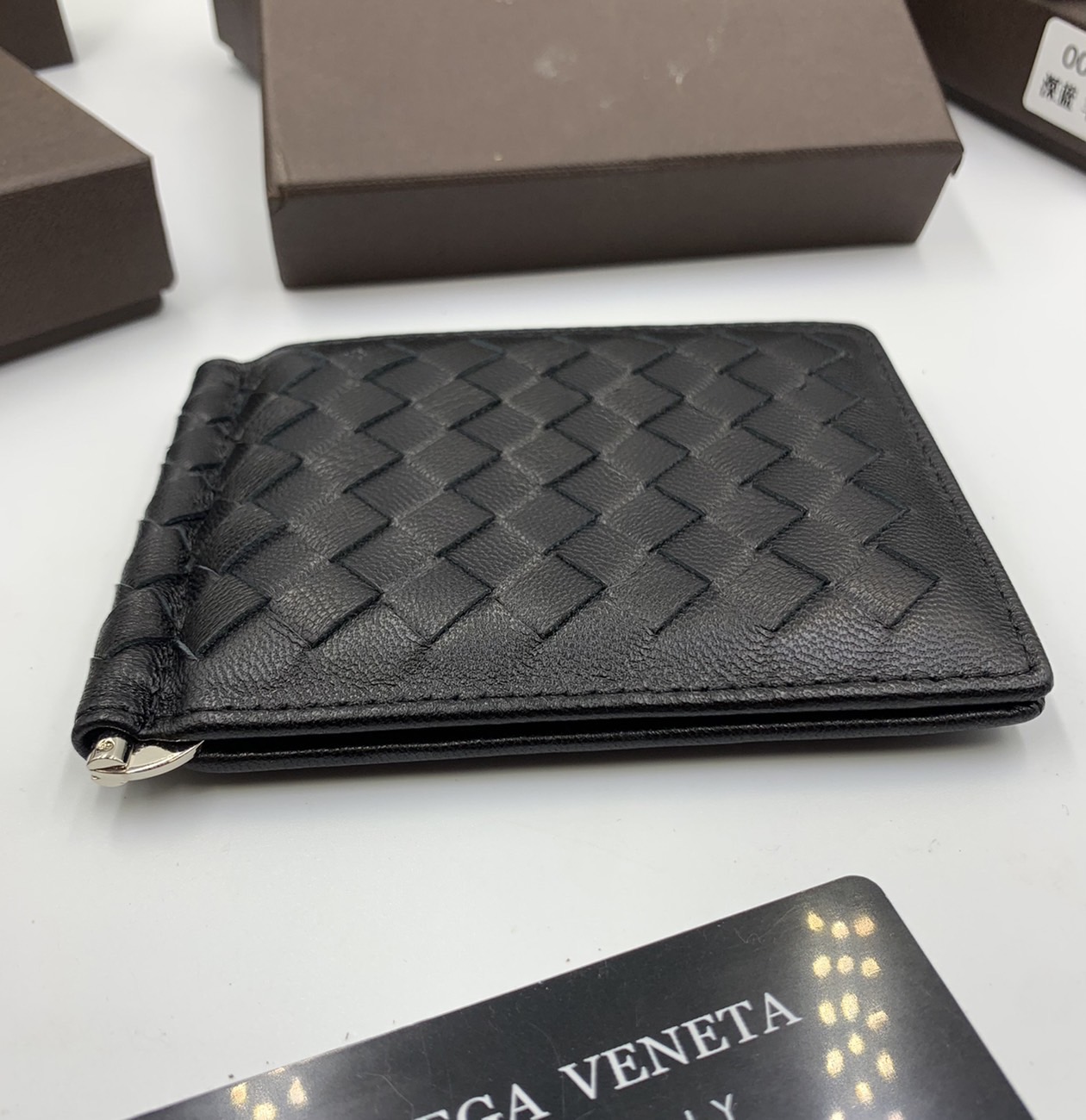 หนังแท้ BOTTEGA VENETA MONEY CLIP WALLET / BV Wallet / BV Men's Wallet พร้อมส่งที่ไทย กระเป๋าสตางค์ใบสั้น รุ่นคลาสสิกพร้อมคลิบโลหะ ที่หยิบมาใช้งานได้บ่อยที่สุด งานหนังลูกวัวแท้ทั้งใบ ใช้ทนทานได้นาน ใช้ทนทา