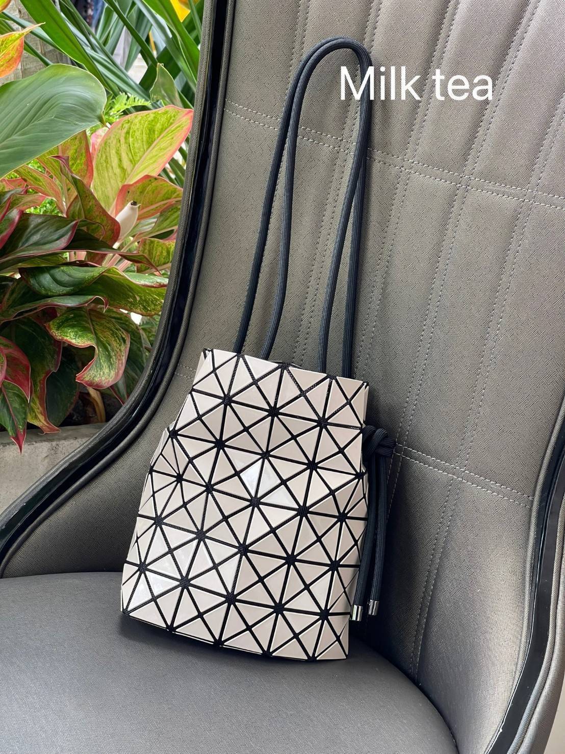 Baobao Issey Miyake Wring Small Bag กระเป๋าสะพายครอสบอดี้พร้อมสายรูดเปิดปิด สามารถปรับความยาวของสายได้ตามสไตล์ความชื่นชอบ ด้วยดีไซน์ทรงน่ารัก เหมาะสำหรับให้สาวๆหยิบใช้ในวันสบายๆ แต่เต็มเปี่ยมไปด้วยความคล่องแคล่ว ไฮไลต์ของซีซั่นนี้คือกระเป๋าที่มาพร้อมกับเช