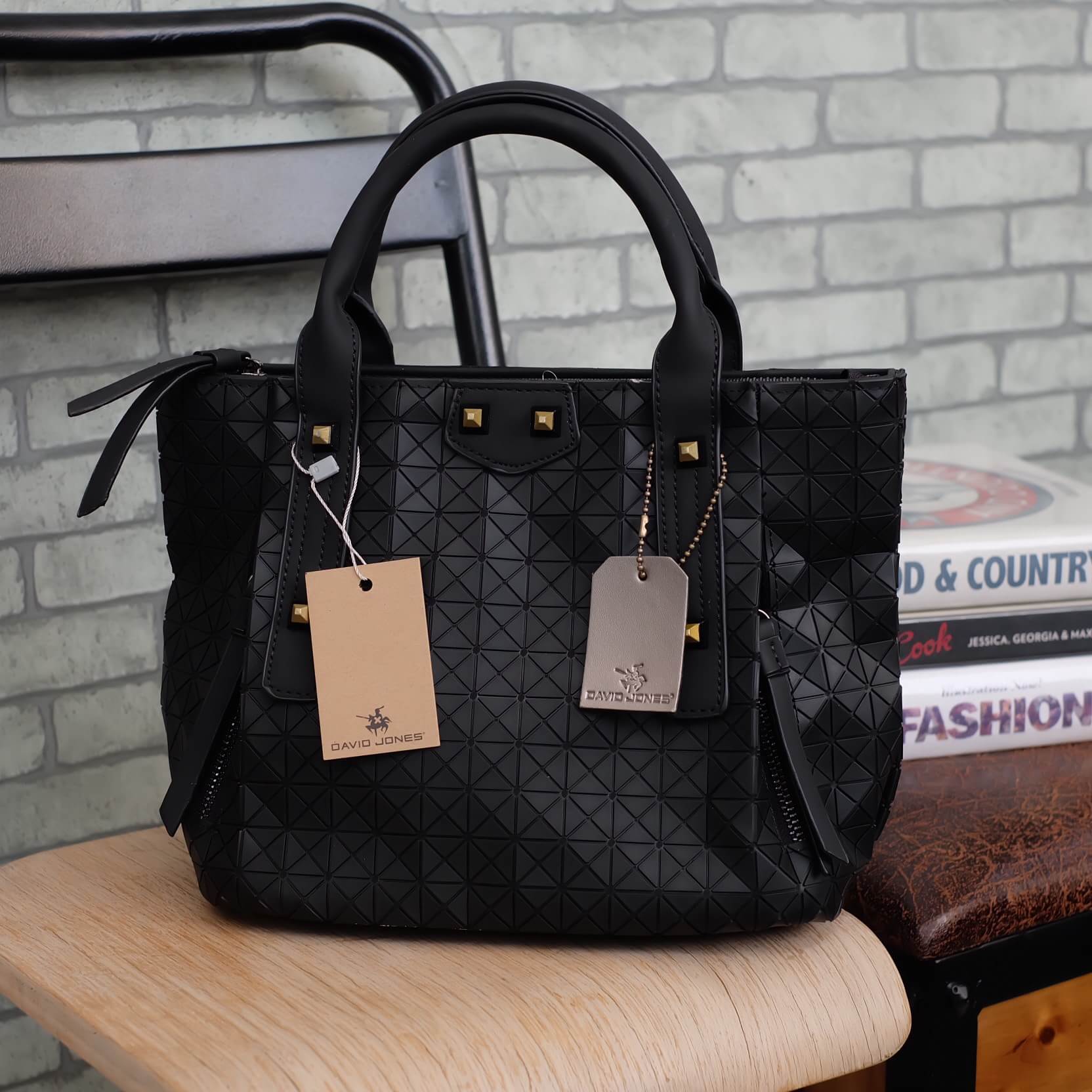 สินค้ามาใหม่ค่า สี ดำด้าน ลายใหม่ 😊 ทรงสุดฮิตจากแบรนด์ David Jones กระเป๋า ทรง Tote ตัวกระเป๋าเย็บติด ด้วยแผ่นอคิลิค สีดำสุดหรู ดีไซน์เกร๋ #จุดเด่นที่ น้ำหนักเบา สามารถ ถือ หรือ สะพายไหล่ได้คะ ใบใหญุจุของคุ้ม แต่น้ำหนักเบาคะ มีใบเดียวจบ #ควรมีติดต