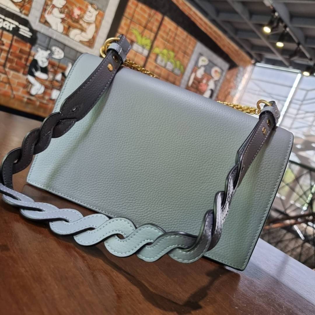 TORY BURCH MILLER SHOULDER BAG รุ่นยอดนิยม รุ่นหายาก รุ่นที่สาวๆตามหา ใบนี้เลย!! สวยหรู ผู้ดีทุกสี กระเป๋าสะพายไหล่ ดีไซน์อยู่ทรง คลาสสิคแฝงความหรูด้วยโลโก้สีทองอร่ามโดดเด่น วัสดุหนัง pepble สลับหนังวัวแท้ เปิด-ปิดด้วยกระดุมแม่เหล็ก ภายในโล่งกว้างมาก แบ่ง