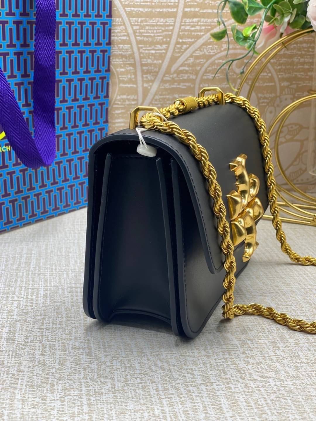 Tory Burch Eleanor Medium Convertible Shoulder Bag / Tory Burch 75003 ฮอตไอเท็ม รุ่นนี้ขายดีขายหมด สวยหรู คุณหนู ผู้ดี!! หายากมากแล้วน้า กระเป๋าสะพายข้าง ดีไซน์อยู่ทรง ขนาดกำลังสะดวกใช้สำหรับสาว เปิด-ปิดด้วยแถบแม่เหล็ก ภายในแบ่งสัดส่วนได้เป็นอย่างดี