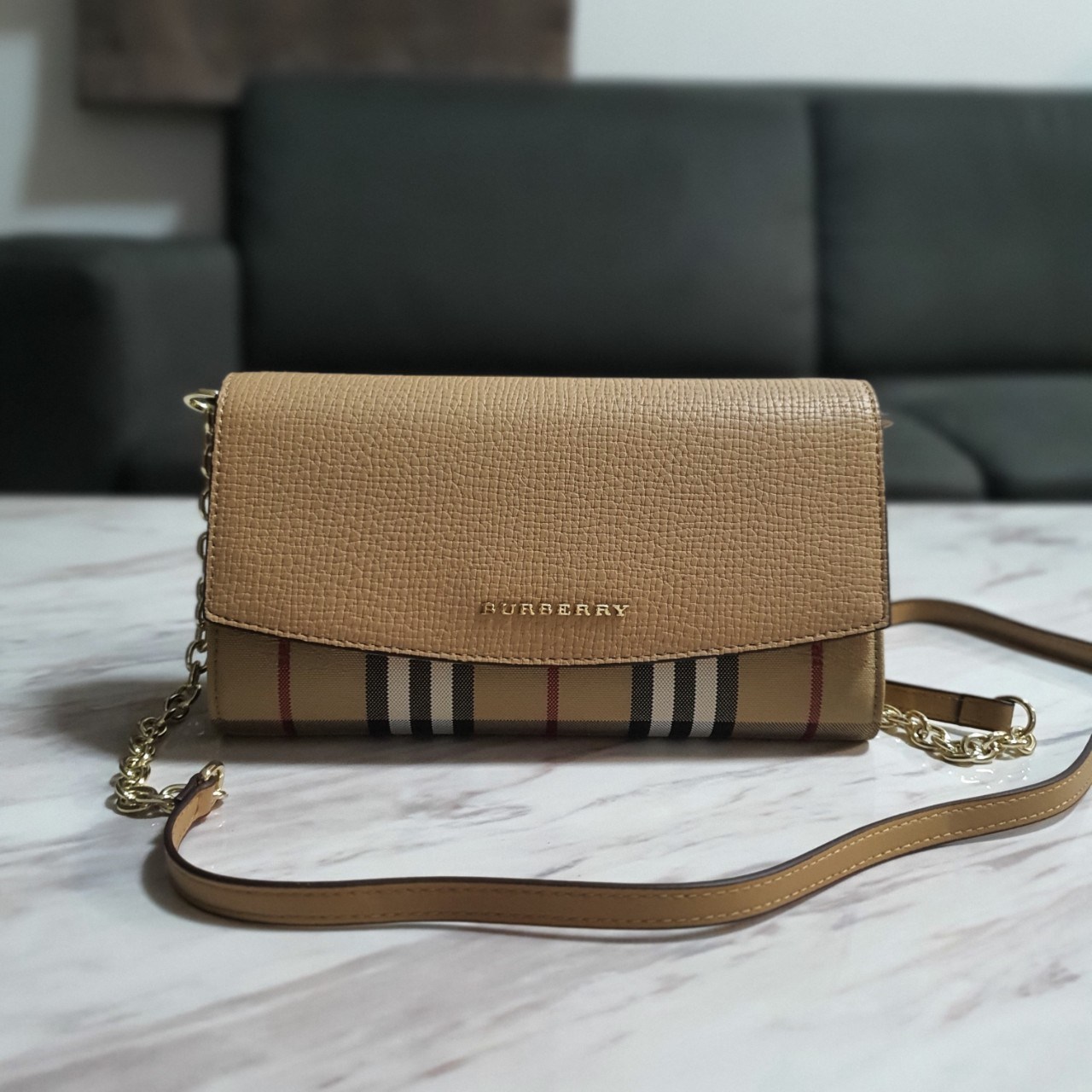 พรีเมี่ยมกิ๊ฟแท้ 100% 】BURBERRY CROSSBODY BAG กระเป๋าสะพายพรีเมี่ยมกิ๊ฟรุ่นใหม่ล่าสุด Limited จาก BURBERRY Perfume DutyFree วัสดุทำจากหนังสลับผ้าลายแบรนด์ เปิดปิดด้วยกระดุมแม่เหล็ก