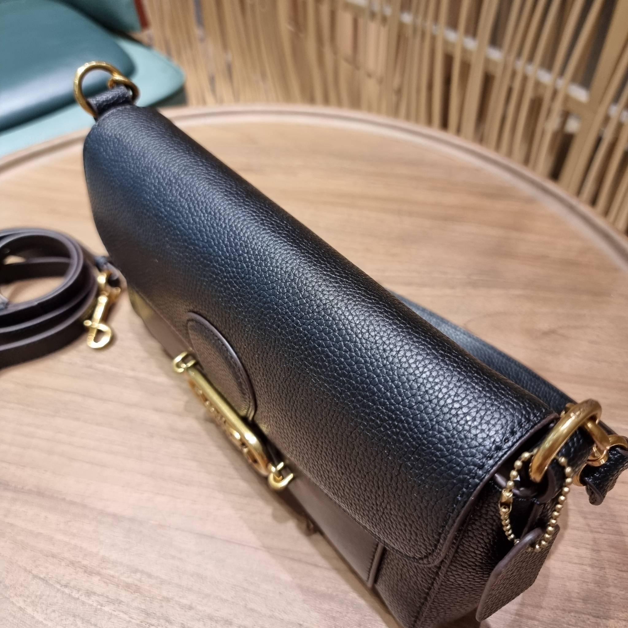 COACH SMALL JADE SHOULDER BAG [F91105,90782] กระเป๋าสะพายไหล่ ดีไซน์วินเทจย้อนยุค สวยคมชัด คลาสสิคใช้ได้ทุกลุค วัสดุหนัง pepble ทนทาน เปิด-ปิดด้วยฝาคาดโลโก้ พร้อมแถบแม่เหล็กในตัว รับรองแน่นหนา ด้านหลังมีช่องซิปให้ ภายในเป็นช่องโล่ง ขนาดกำลังดี ใช้งานง่าย 