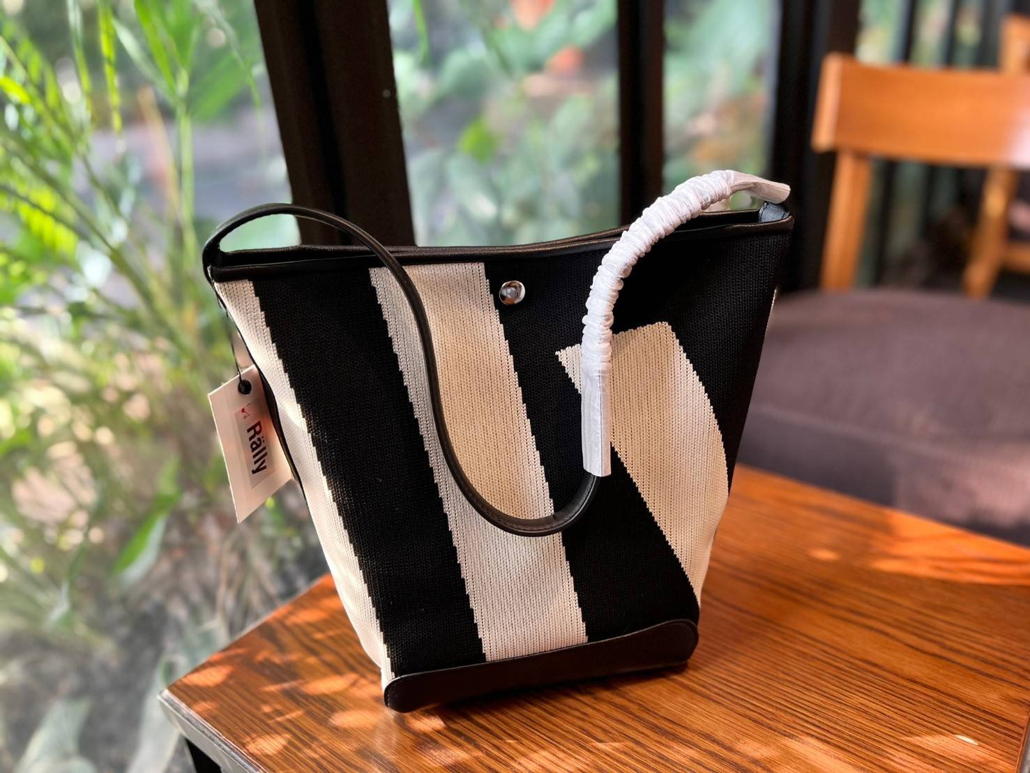 Rally movement the bag Knit Black เป็นไอเท็มที่ฮอตสุดๆแห่งปีจริงๆ กับกระเป๋าทรงบัคเก็ต น้ำหนักเบาๆ ฮอทติดลมบน จุของได้แบบหนำใจ ทอลายโลโก้ด้วยเทคนิค Sturdy Stretch Knit