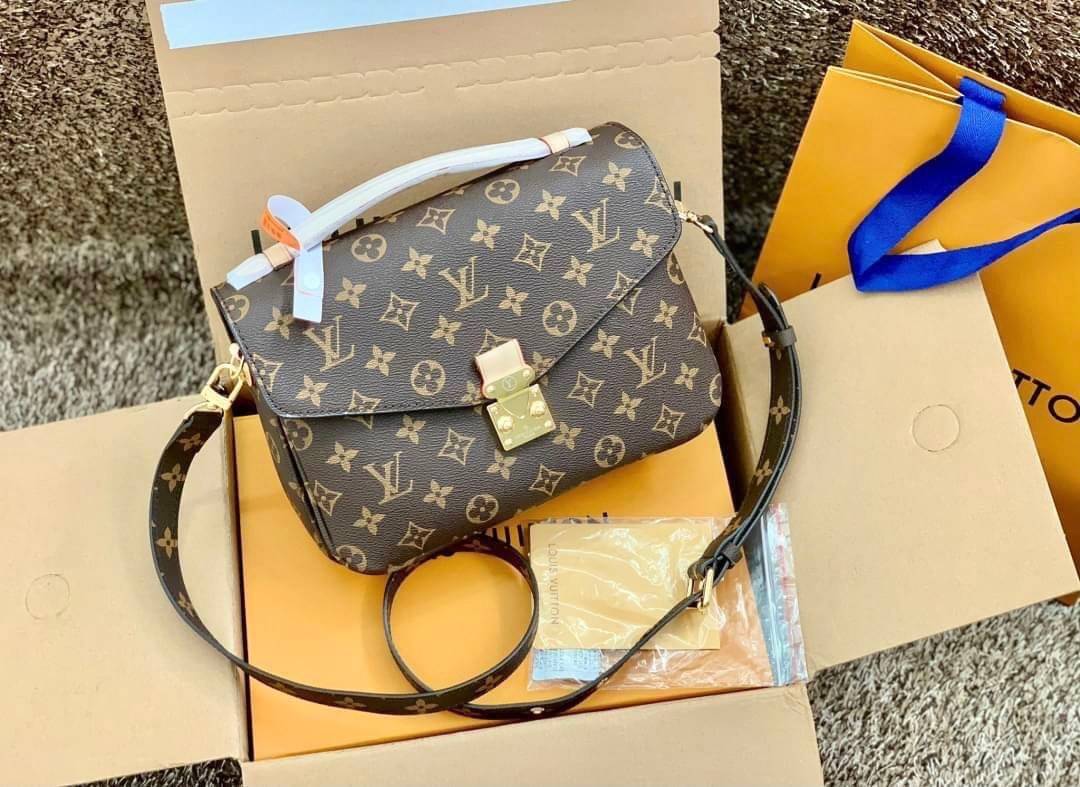 LV Pochette Métis ไอเท็มนำแฟชั่นที่น่าดึงดูดใจอย่างยิ่ง กระเป๋าที่มีรูปลักษณ์ทรงกะทัดรัดและใช้งานได้สะดวก หนังแท้แคนวาสอย่างดีเลยค่ะ ลาย Monogramอัญเป็นเอกลักษณ์ของแบรนด์ เปิด-ปิดแบบกดล็อคอะไหล่สีทองสวยงาม ภายในมี3ช่องกว้างสามารถใช้งานได้หลากหลายและจุของไ