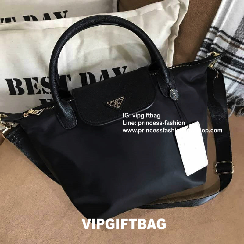 PRADA NYLON BAG WITH ZIP VIP GIFT WITH PURCHASE กระเป๋าถือหรือสะพายสไตล์ Longchamp GWP พรีเมี่ยมกิ้ฟจากเคาน์เตอร์แบรนด์ Limited edition วัสดุ Nylon เนื้อหนาคุณภาพดีตามแบบฉบับแบรนด์ด้านหน้าประดับโลโก้หรู เปิดปิดด้วยฝาปิดและซิป ภายใน Polyester 100% มีโลโก้ 