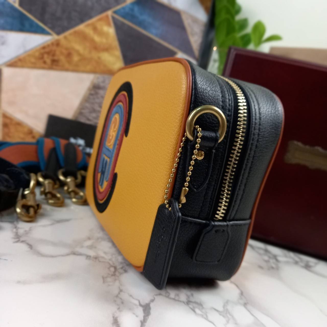 OUTLET 】COACH Camera Bag In Colorblock With Coach Patch (COACH F79278) 🍁หายากมากๆแล้วรุ่นนี้**จะถือ หรือสะพาย ได้ตามใจสั่ง //วัสดุหนังแท้เต็มใบ คุณภาพหนังดีมากๆ ปักโลโกตัวC ด้านหน้า ดูดีแบบไม่ซ้ำใคร //มาพร้อมสายสะพาย 2 สาย >>สายหนัง และสายสป