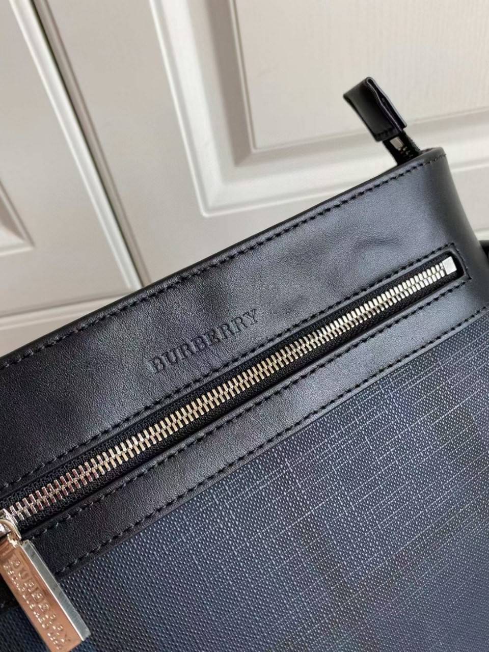 พร้อมเป็นของขวัญ มอบให้คุณผู้ชายแล้วค่ะ สำหรับ BB CROSSBODY VINTAGE BAG VIP GIFT WITH PURCHASE (GWP) พรีเมี่ยมกิ๊ฟ Limited Edition จากBURBERRY วัสดุหนังโทนสีสุภาพ คลาสสิก ตกแต่งด้วยซิปสะดวกใช้ด้านหน้า ช่องหลักเปิดปิดด้วยซิปยาวด้านบน พร้อมช่องซิปอีกหนึ่งช่