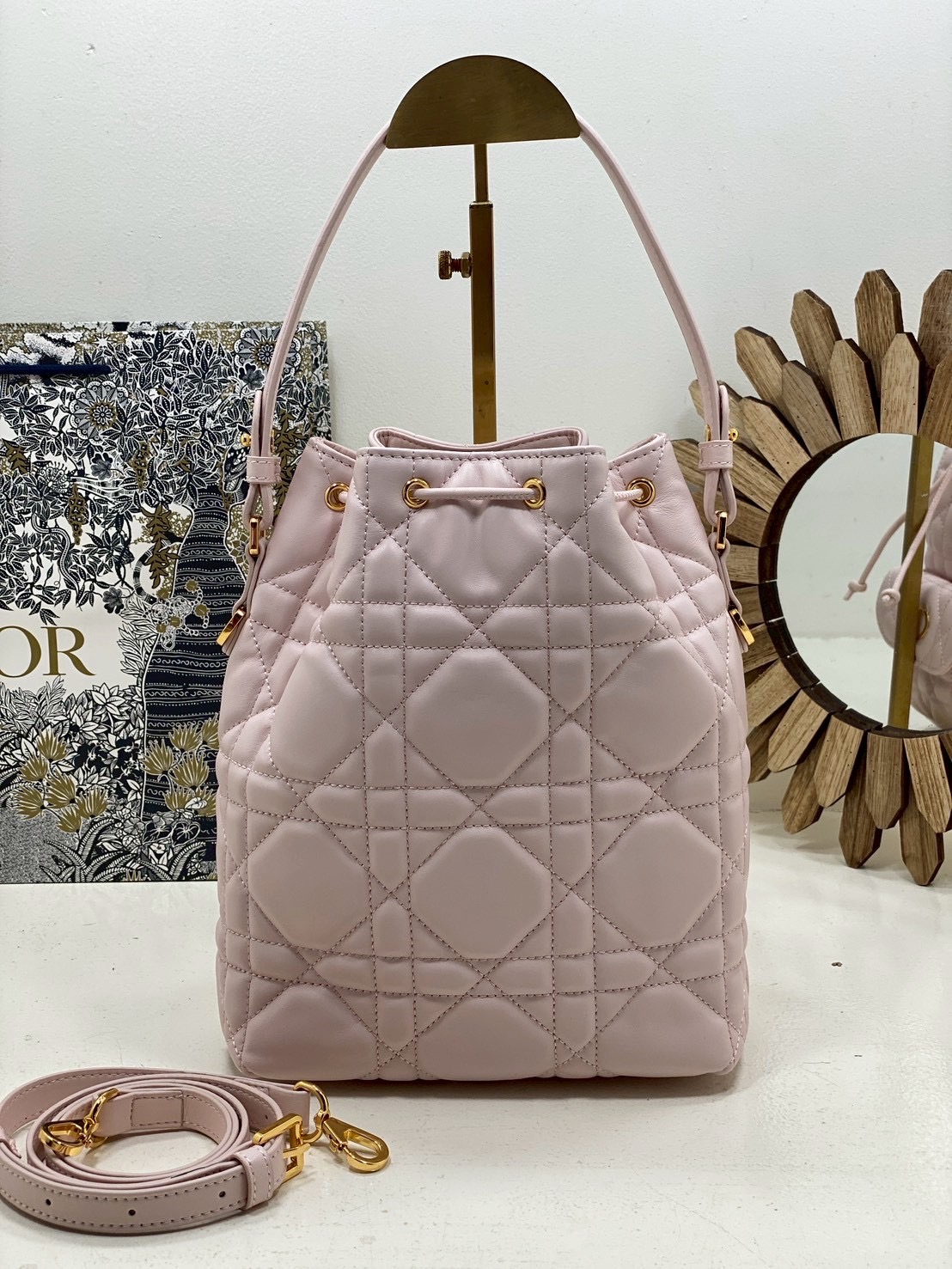 ORI หนังแท้ | Small Dior Caro bucket bag กระเป๋าทรงบักเก็ต รุ่นใหม่ประจำ Fall 2025 โดดเด่นด้วยดีไซน์ที่ทันสมัยและสง่างาม ได้รับการรังสรรค์ขึ้นจากหนังแกะสีดำเดินด้ายลาย Macrocannage พร้อมกับช่องเก็บของขนาดใหญ่แบบเชือกรูดปิด