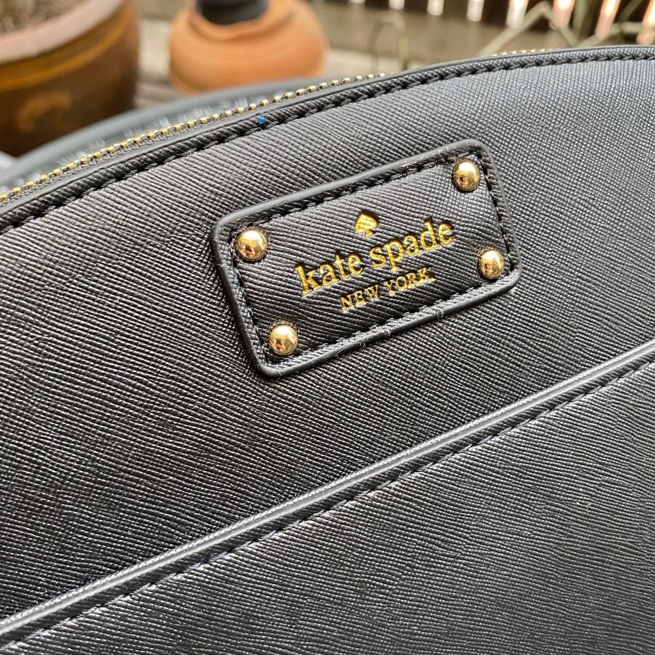 ของแท้ 💯% Kate spade กระเป๋าcrossbodyทรงพัด หนังอยู่ทรง ด้านหน้ามีช่องเอนกประสงค์1ช่องประดับด้วยป้ายโลโก้แบรนด์ตัวหนังสือสีทอง