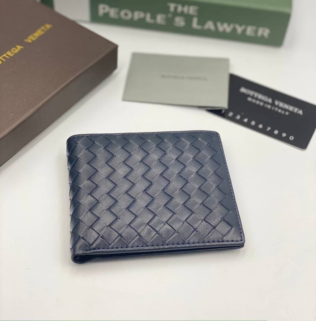 VIP 】หนังแท้ BOTTEGA VENETA WALLET กระเป๋าสตางค์ใบสั้นคุณผู้ชาย รุ่นตามหา มาเท่าไหร่ไม่เคยพอเลยค่า เป็นรุ่นคลาสสิกที่หยิบมาใช้งานได้บ่อยที่สุด งานหนังลูกวัวแท้ทั้งใบสวยมากนะคะ ใช้ทนทานได้นานเลยค่ะ ภาพสินค้าถ่ายจากงานขายจริง พร้อมส่งที่ไทยราคาสุดคุ้มห้ามพล