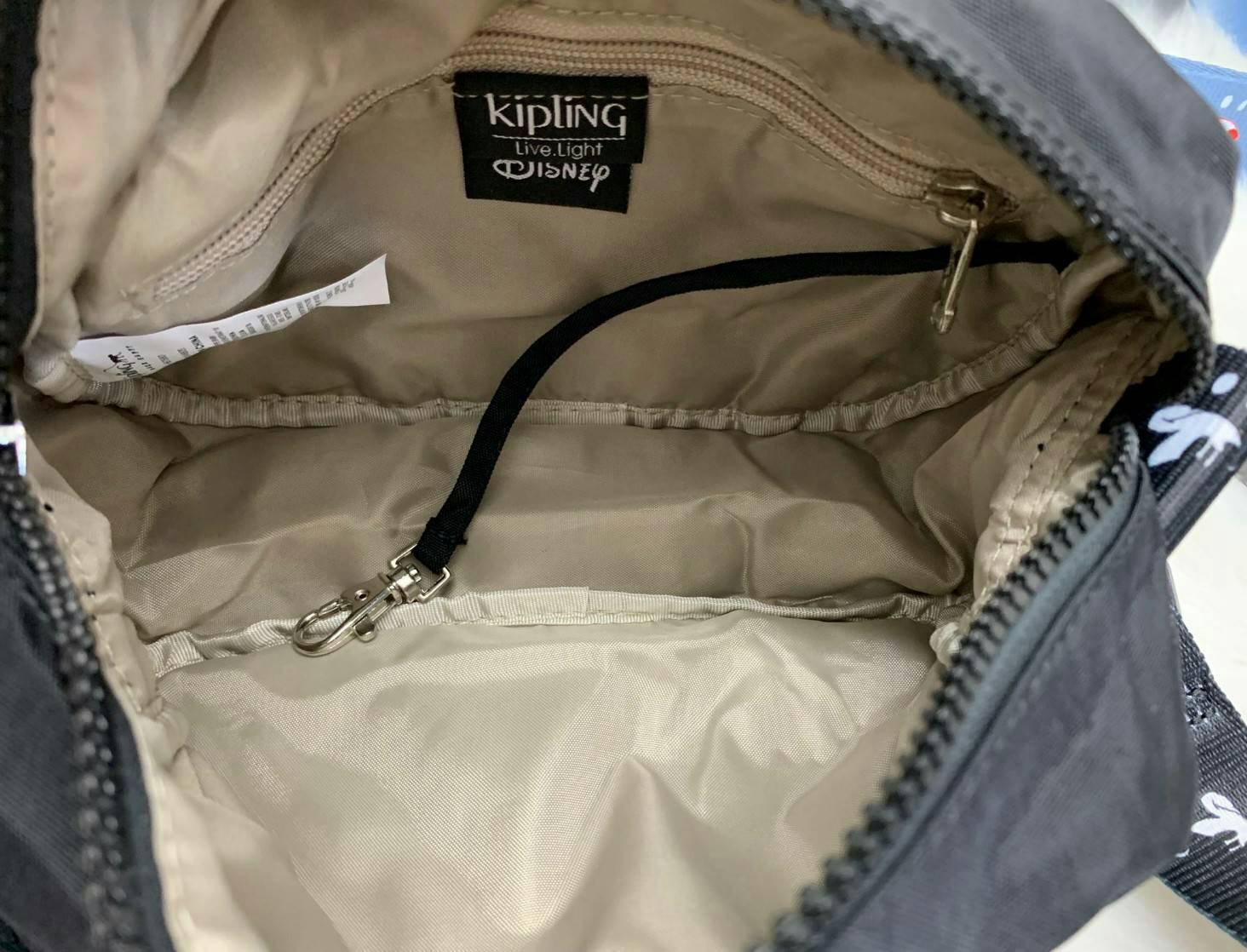 Kipling Mickey Plus Veni Crossbody Bag >>kipling factory oem HK ✔️1ในคอลเลคชั่น 90 ปี มิคกี้เม้าส์ ค่ะ ✔️พร้อมส่งที่ไทย ไม่ต้องรอพรี !! ✔️กระเป๋าสะพายครอสบอดี้ร์//สะพายข้าง ใบขนาดกำลังดี น่าใช้มากๆค่ะ ✔️แต่ละสี แต่ละลาย ว