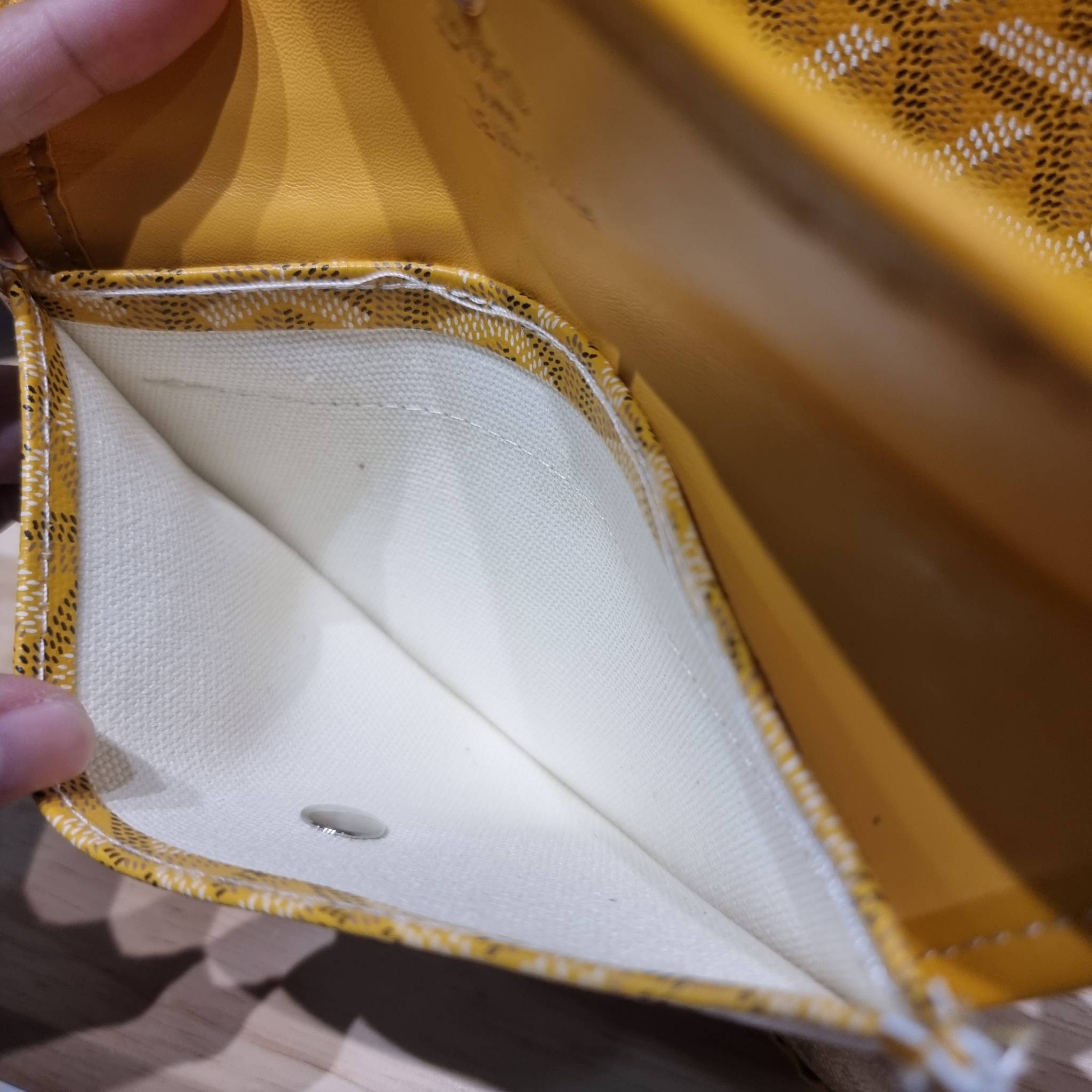 GOYARD BOHEME HOBO BAG / GOYARD HOBO กระเป๋าสะพายทรงโฮโบ ใบใหญ่จุใจ!! มาครบสีขายดี เลิศทุกสี รูปทรงคลาสสิค ดีไซน์เป็นเอกลักษณ์ วัสดุหนังแคนวาสพิมพ์ลายสวยคม ปากกระเป๋ามีซิปเปิด-ปิดกันของหล่นได้ ภายในโล่งกว้างมาก มาพร้อมสายคล้องในตัว ทนทาน สะพายสวยๆได้ทุกวั