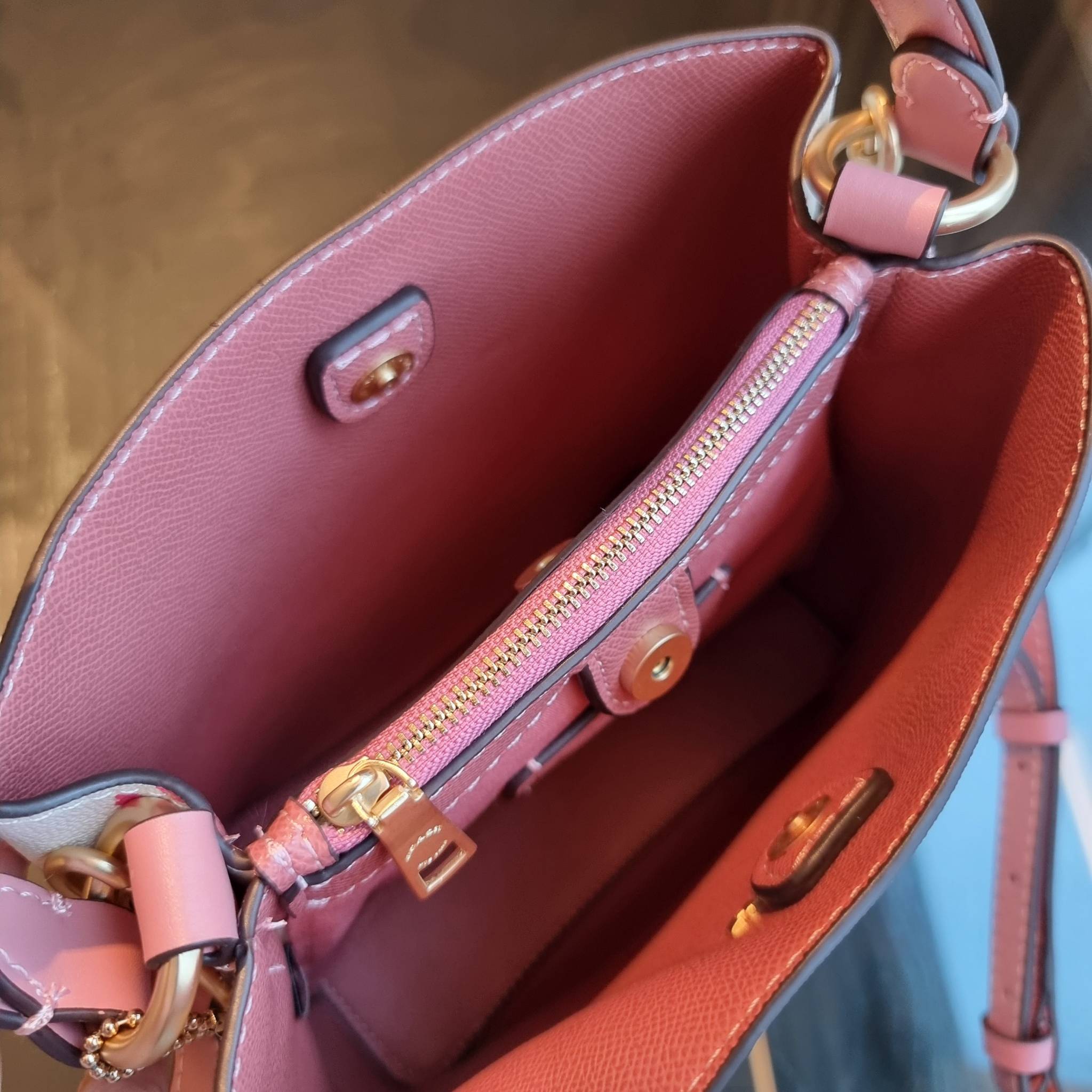 COACH C7976 SMALL TOWN BUCKET BAG WITH HEART PETAL PRINT 💕💜💕💝 คอลเลคชั่นใหม่ล่าสุด ที่พร้อมให้สาวๆได้สวยในเทศกาลแห่งความรัก กระเป๋าทรงบัคเก็ตไซส์เล็ก ดีไซน์ลวดลายสุดคิ้วท์ ช่อดอกไม้หัวใจ เห็นแล้วต้องปิ๊ง!! วัสดุหนัง pepble 