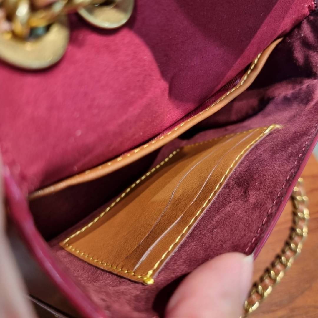 COACH C2462 MADISON SHOULDER BAG 16 IN SIGNATURE CANVAS WITH RIVETS กระเป๋าสะพายข้าง ไซส์กะทัดรัด พกพาง่าย น้ำหนักเบา ดีไซน์สวย โดดเด่นด้วยตัวล็อครูปดอกไม้ สีสันตกแต่งตัดกันกับลายซีอย่างลงตัว วัสดุหนังแคนวาสเคลือบลาย ภายในแบ่งสัดส่วนให้อย่างดี มาพร้อมสายส