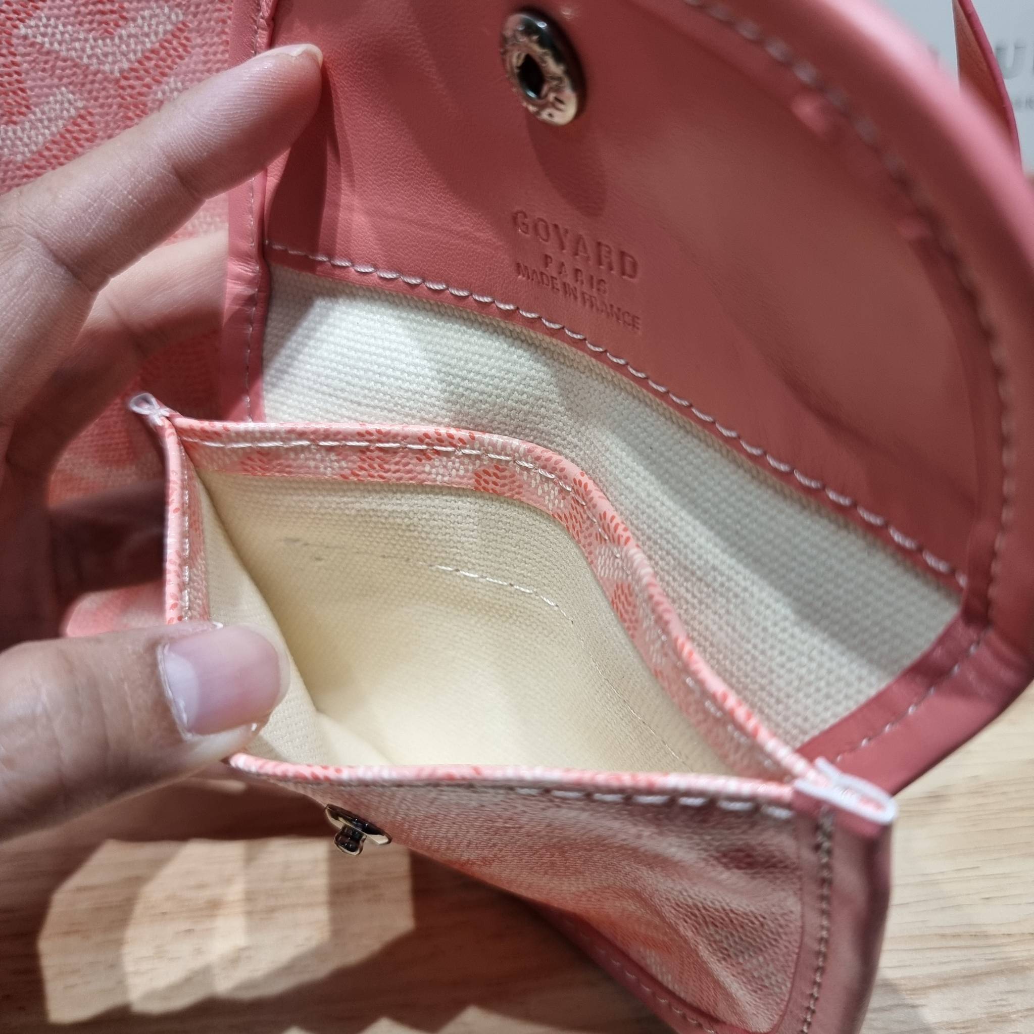 GOYARD MINI ANJOU REVERSIBLE TOTE ฮอตไอเท็ม กับกระเป๋าสะพายทรงโท้ท ไซส์มินิ กะทัดรัดมาก มาครบสีขายดี เลิศทุกสี รูปทรงคลาสสิค ดีไซน์เป็นเอกลักษณ์ ใช้งานได้หลากหลาย สามารถกลับด้านใช้ได้แบบไม่มีเบื่อ