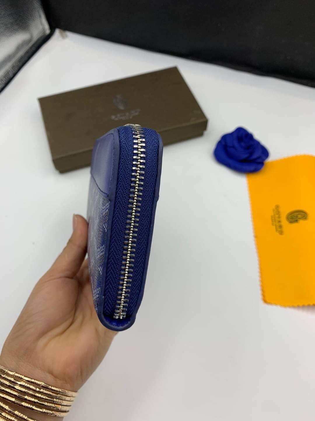 VIP GIFT 】GOYARD round zipper Matignon Long Wallet กระเป๋าสตางค์ซิปรอบใบยาว พร้อมส่ง 6 สี เหมาะกับการใช้งานทุกรูปแบบ นอกจากเพิ่มความมั่นใจแล้ว ยังทำให้ชีวิตของเราง่ายขึ้นอีกด้วย โดยการเปิดปิดแบบซิปรอบ สามารถใส่ธนบัตร เหรียญ บัตรต่างๆได้หลายใบเลยทีเดียว ขน