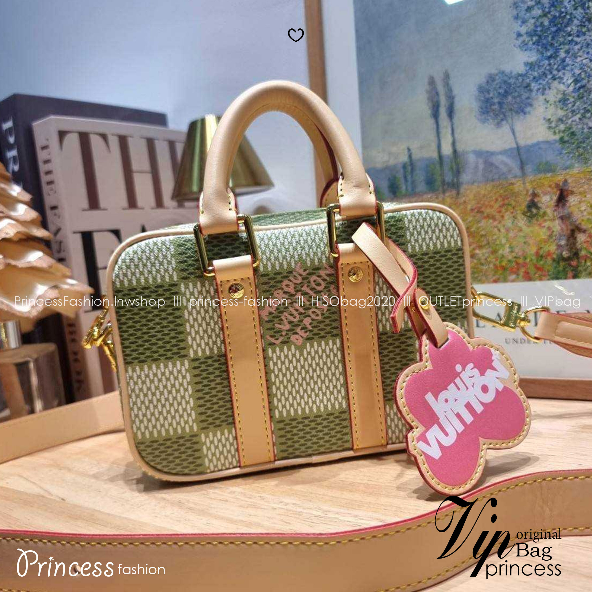 LV Nano Porte Documents Voyage สีเขียวเหนี่ยวทรัพย์ กระเป๋าสะพายทรงกระเป๋าเดินทางในขนาดมินิกะทัดรัด แถมฟรีพวงหนังห้อยสีชมพูโดดเด่น