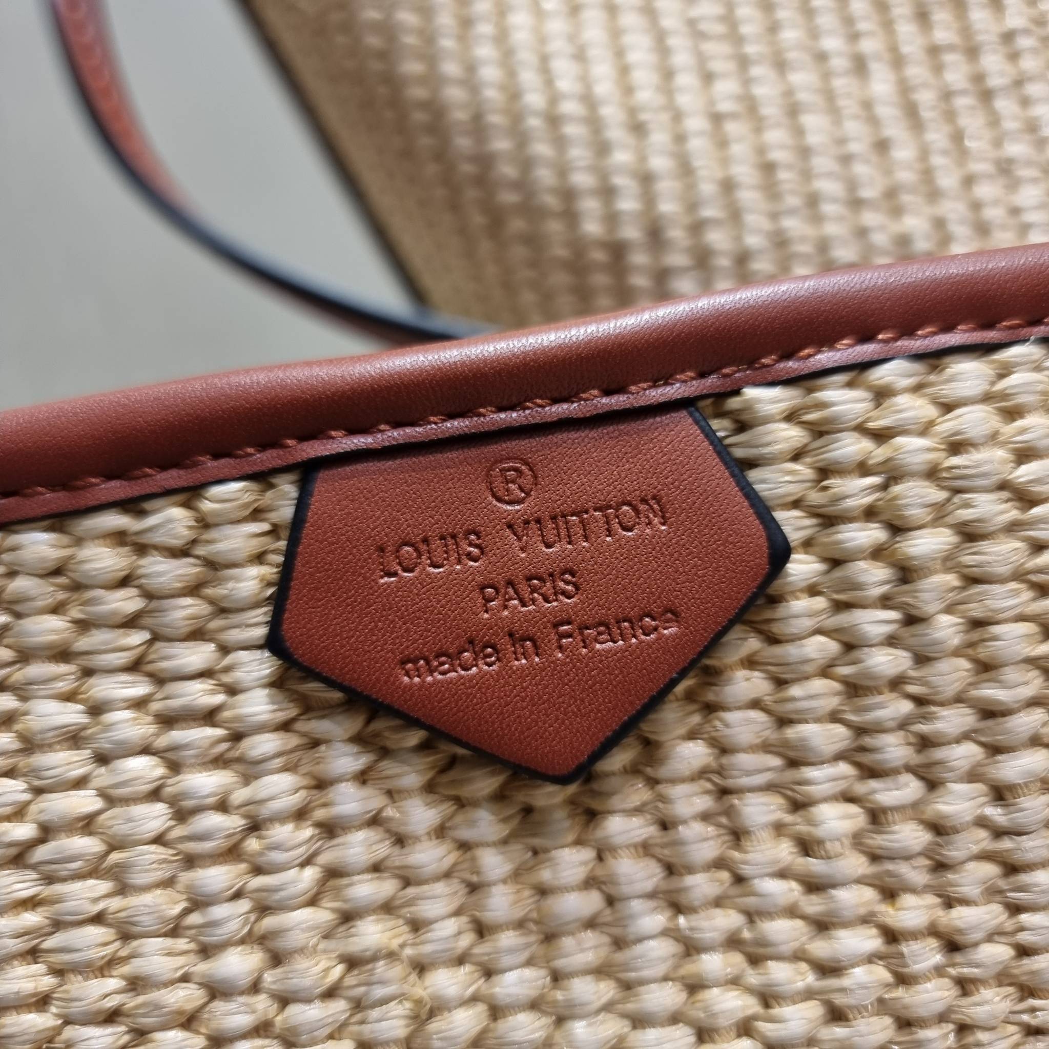 LV SAINT JACQUES LIMITED BAG ไอเท็ม เอ็กซ์คลูซีพจัดมาให้สาวๆโดยเฉพาะ!! กระเป๋าสะพายใบใหญ่รุ่นลิมิเต็ดหายาก ด้วยวัสดุสังเคราห์จากธรรมชาติ สานเต็มใบออกมาเป็นลวดลายสวยงาม และยังโดดเด่นด้วยโลโก้ สีโทนอุ่น ทำให้ไอเท็มนี้ ดูดีน่าค้นหา มาพร้อมใบลูกอีกหนึ่ง ที่สา