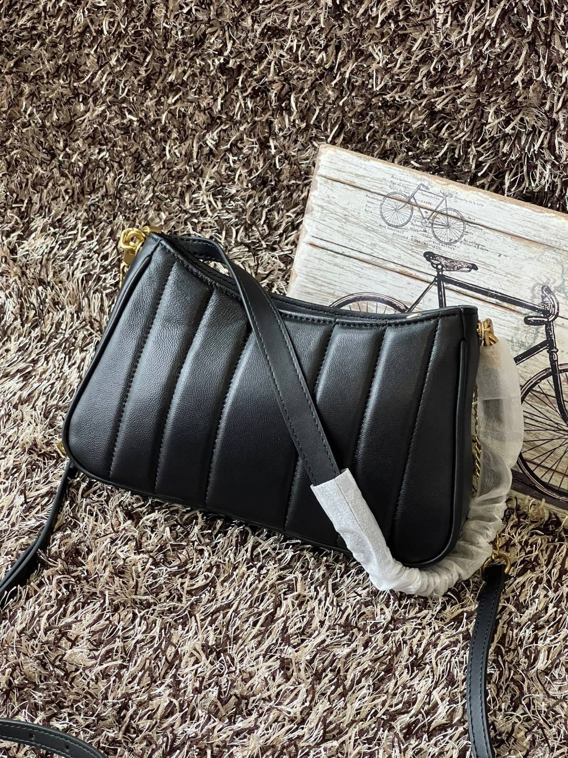 Tory burch Kira logo-plaque crossbody bag กระเป๋า Kira ของ Tory Burch เป็นส่วนหนึ่งของคอลเล็กชั่นที่โดดเด่น และมีหลายรุ่นด้วยกัน โดยมีป้ายโลโก้ Double T ของแบรนด์อยู่ตรงกลาง มีความเรียบง่ายแต่ยังคงความหรูหราโดดเด่นด้วยวัสดุบุผิว ป้ายโลโก้สีทอง สายสะพายโซ่