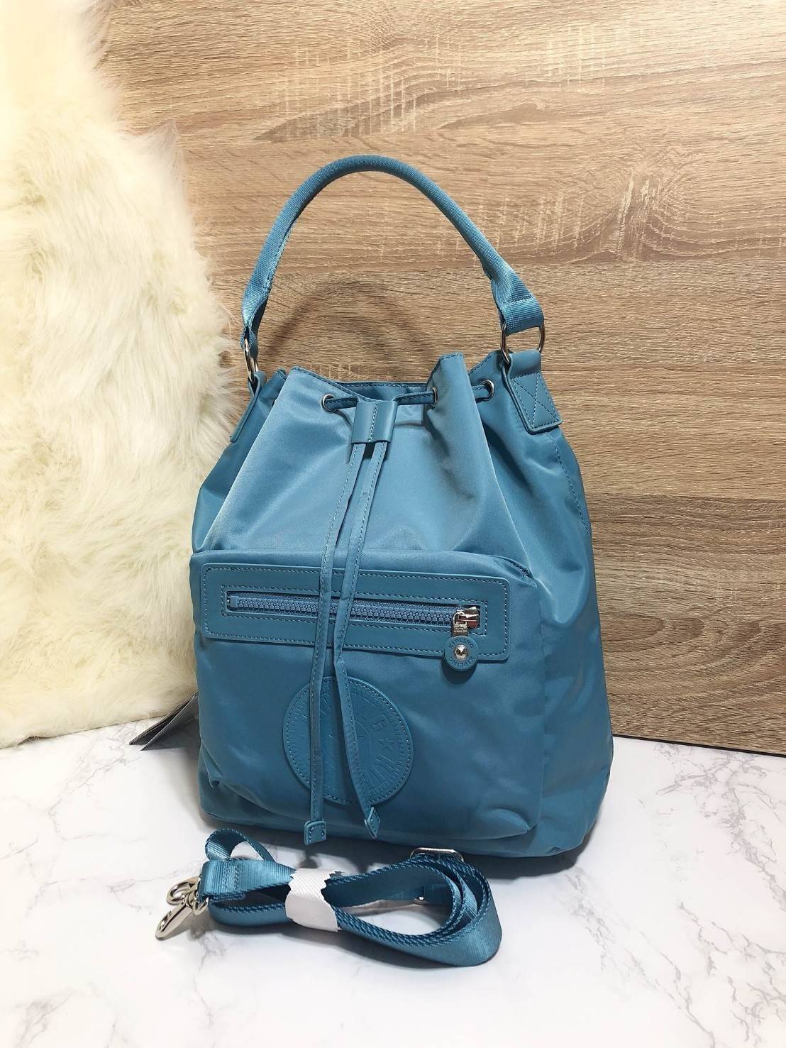 Kipling 2Way Bucket Bag กระเป๋าถือหรือสะพาย 2Way รุ่นใหม่ทรงขนมจีบวัสดุ Nylon & Polyester 100% น้ำหนักเบา ถือและสะพายได้หลายแบบจะใช้สายยาวสะพาย Crossbody หรือใช้สายคู่สะพายหลังแบบเป้ก็ดูดี หูจับถนัดมือสะพายไหล่ได้ เปิดปิดแบบ Drawstring พร้อมกระดุมแม่เหล็ก