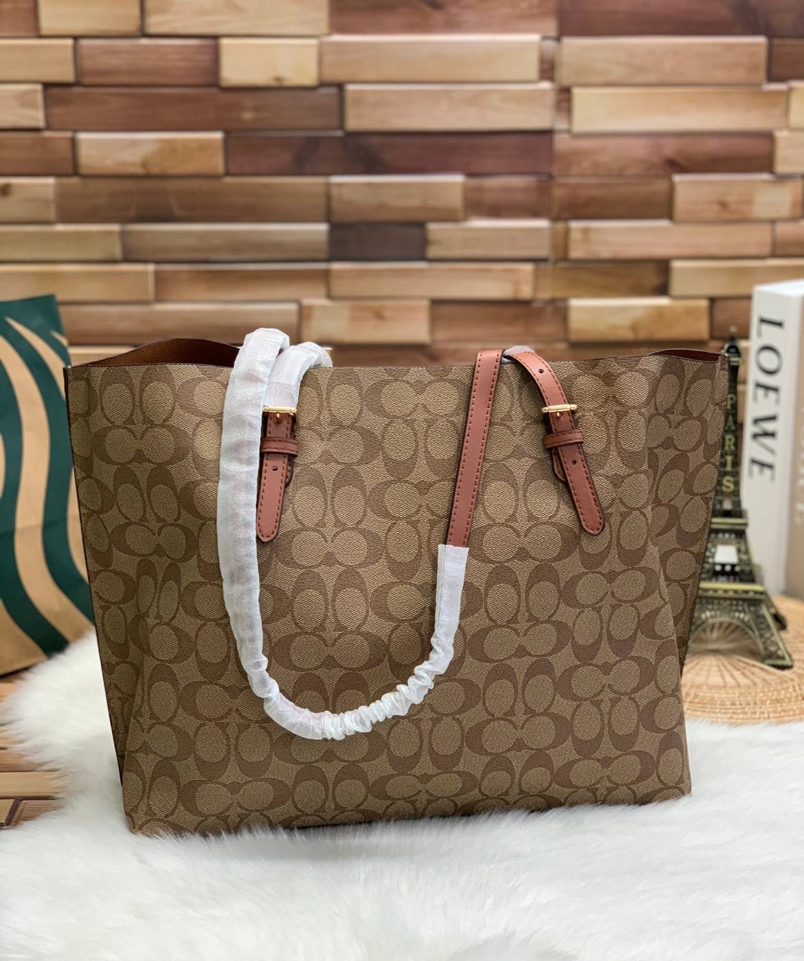 COACH MOLLIE TOTE IN SIGNATURE CANVAS ((1665)) พร้อมส่งอีกครั้ง ห้ามพลาดค่า! กระเป๋าหิ้ว//คล้องไหล่ ใบใหญ่ ทรงTote หนังแท้นิ่มอย่างดีค่ะ ภายในแบ่ง2ช่องใหญ่ สามารถใส่ A4ได้เลย ช่องกว้างมากๆ มีช่องกระเป๋าซิปกลางให้ใส่ของอีกช่องนะคะ