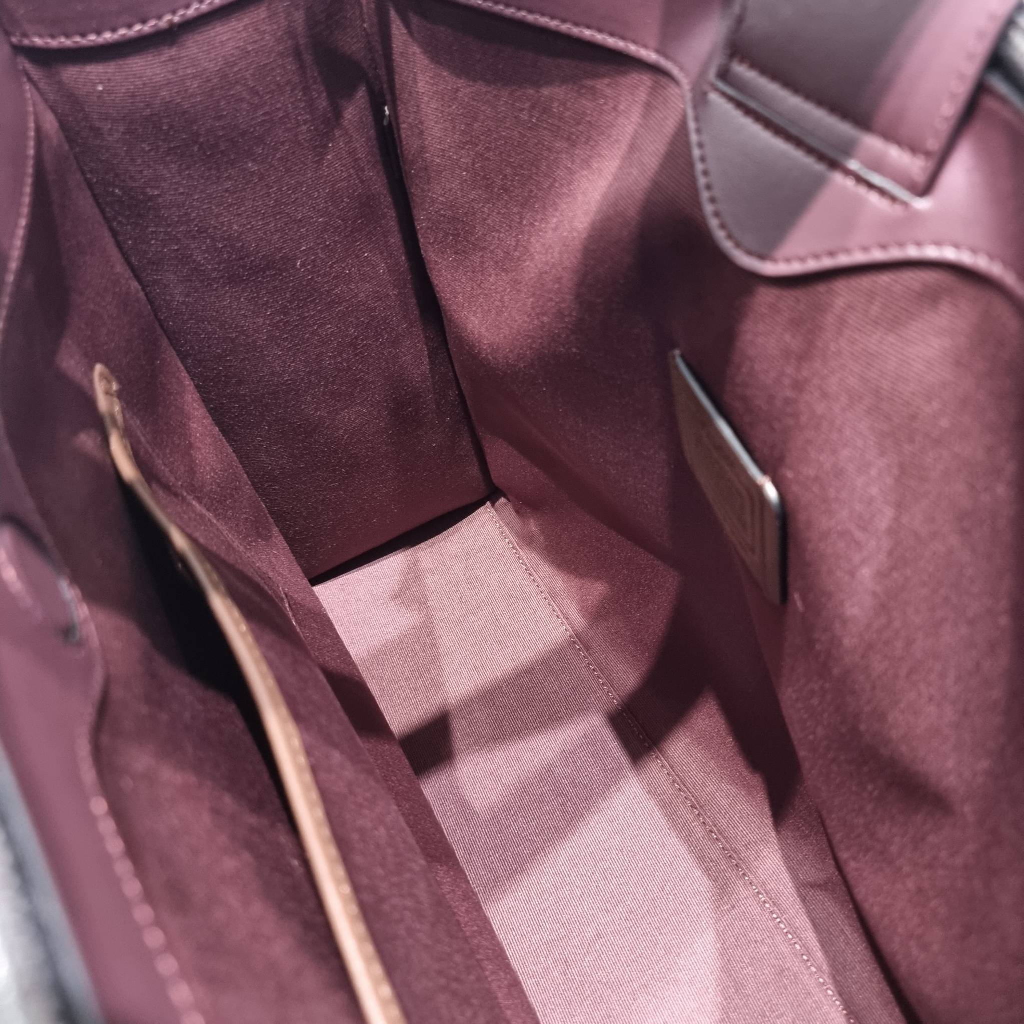 COACH NINA TOTE IN SIGNATURE CANVAS CL399 พร้อมส่ง 2 สี กระเป๋าโท้ทสะพายไหล่ ใบใหญ่ คอลเลคชั่นใหม่ ตอบโจทย์คนที่ชอบใส่ของเยอะๆได้อย่างดี ดีไซน์รูปทรงคลาสสิค เรียบหรู