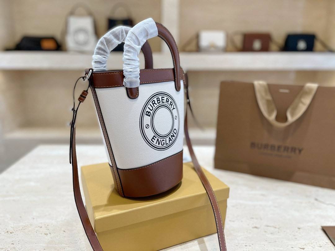 BURBERRY MINI CANVAS CROSSBODY BAG *งานหรูมาก 👑👑 สินค้าพรีเมียมกิ้ฟท์เคาเตอร์น้ำหอมต่างประเทศ กระเป๋าทรง CROSSBODY ใบขนาดกำลังดี *ผ้าแคนวาสคาดหนังวัวแท้ อะไหล่ทอง ปักโลโก้แบรนด์ด้านหน้า ด้านในเปิดปิดด้วยกระดุมคาด สามารถใส่กระเป๋าสตางค์สั้น