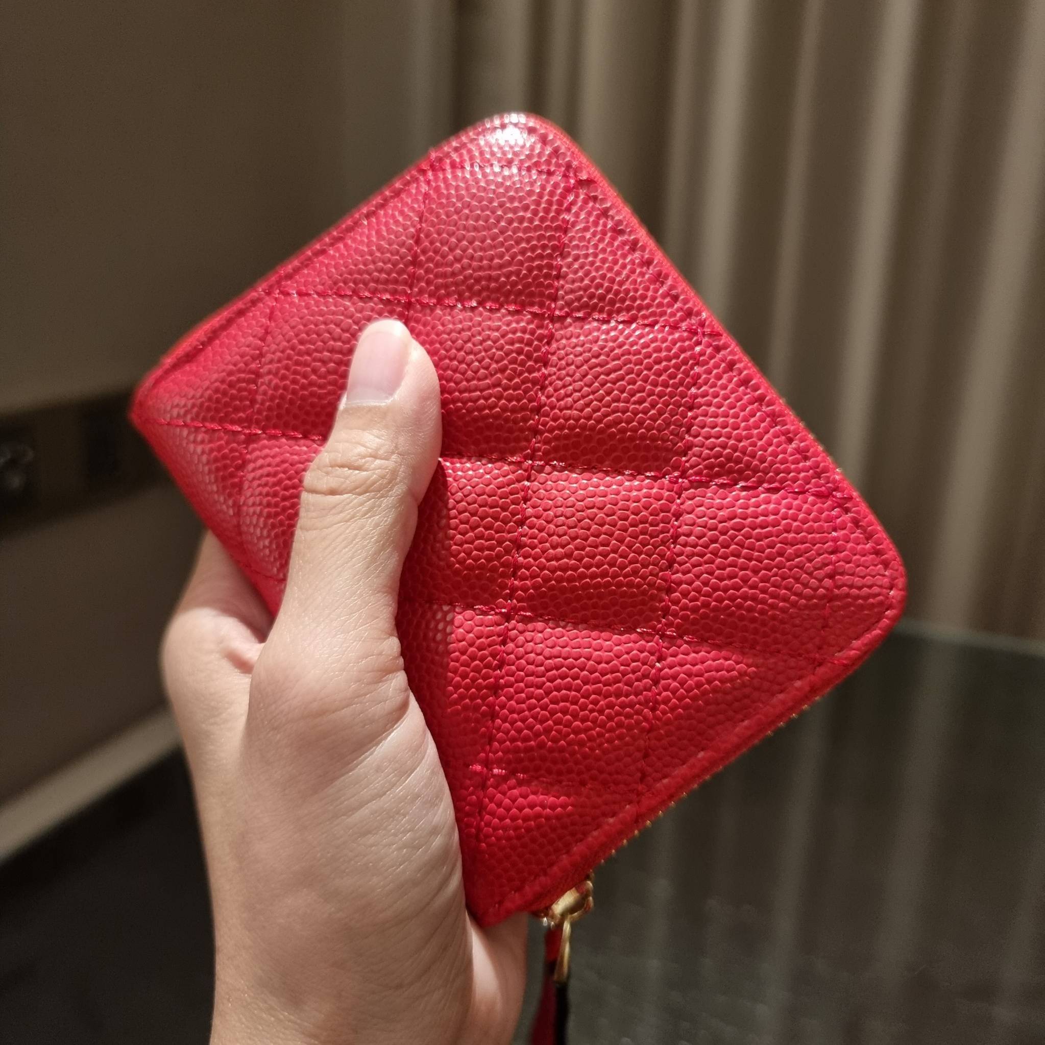 กระเป๋าสตางค์ใบสั้นรุ่นซิปรอบ จาก Chanel เรียบหรู ดูไฮน์ วัสดุหนังสังเคราะห์ลายคาร์เวีย ด้านในเป็นหนังซาฟเฟียโน่ เปิด-ปิดด้วยซิป รูดใช้งานง่าย ภายในกระเป๋ามีช่องใส่บัตร ใส่ธนบัตรได้ (แบบพับ) ดีไซน์เรียบหรูตามสไตล์ ใช้แล้วเฮง ใช้แล้วรวย จัดเลยจ้าา 🥰