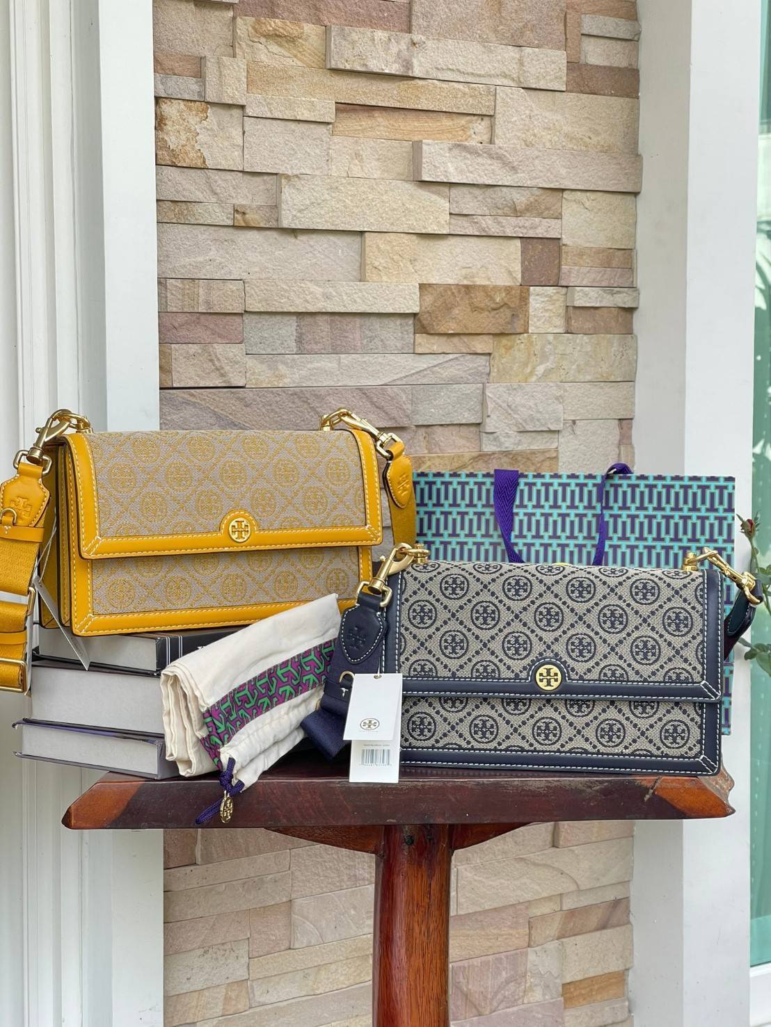 Large Tory burch t monogram jacquard shoulder bag คอลเลคชั่น T Monogram สำหรับคอลเลคชั่นฤดูใบไม้ผลิ 2021 เราสร้างสรรค์ลายโมโนแกรมที่ได้รับแรงบันดาลใจมาจากลวดลายการถักทอผ้าห่มของชาว Pennsylvania Dutch แบบดั้งเดิม เป็นการเฉลิมฉลองโลโก้สุดไอคอนนิคของแบรนด์ โ