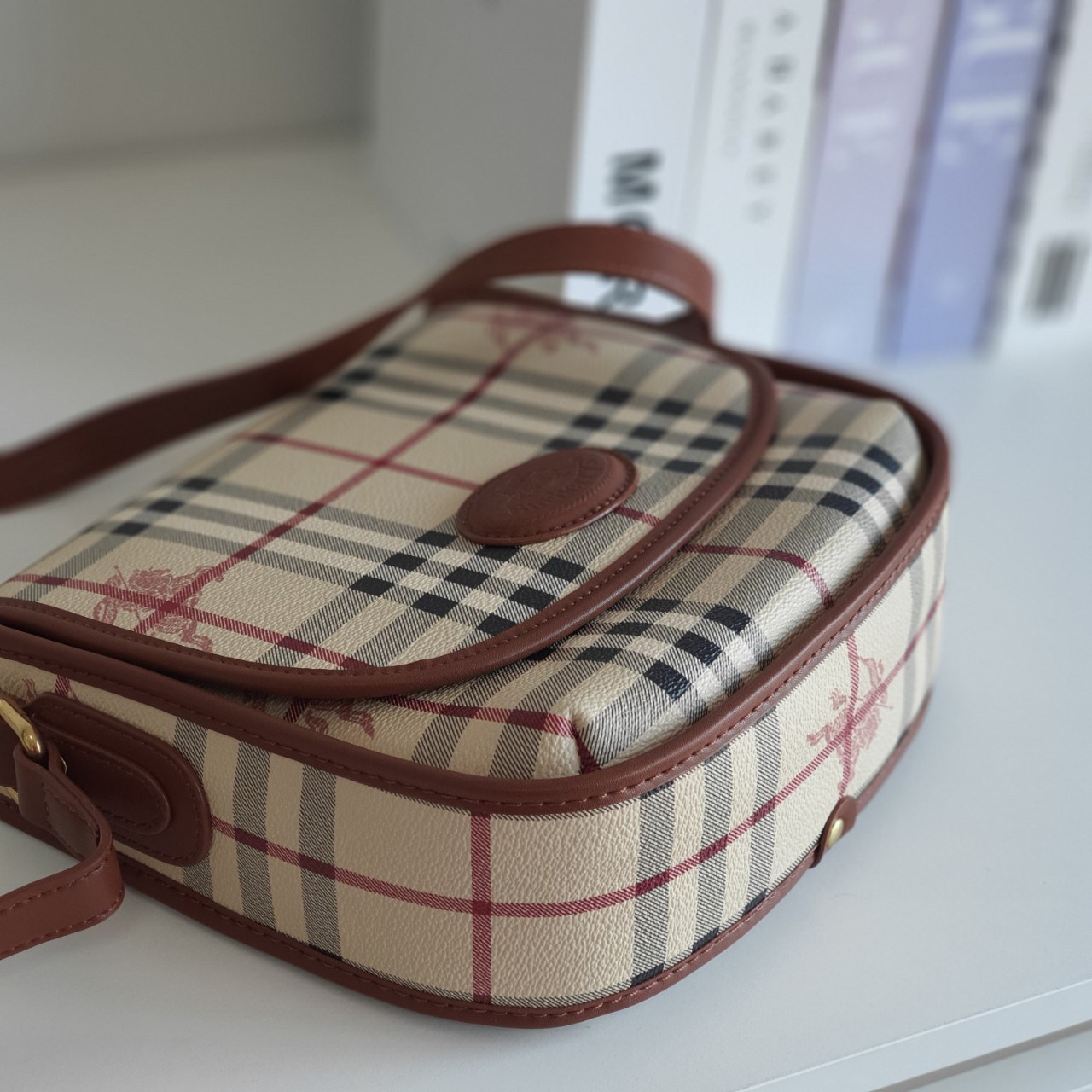 BURBERRY CROSSBODY VINTAGE BAG VIP GIFT WITH PURCHASE (GWP) พรีเมี่ยมกิ๊ฟ Limited Edition จากBURBERRY วัสดุหนัง PVC สวยอยู่ทรง เปิดปิดด้วยฝาปิดกระดุมแม่เหล็ก ภายในมีช่องใส่ของแยกอีกช่อง สามารถใส่มือถือ iphone เงิน ของจุกจิกได้ สายสะพายหนังยาวปรับระดับได้ 
